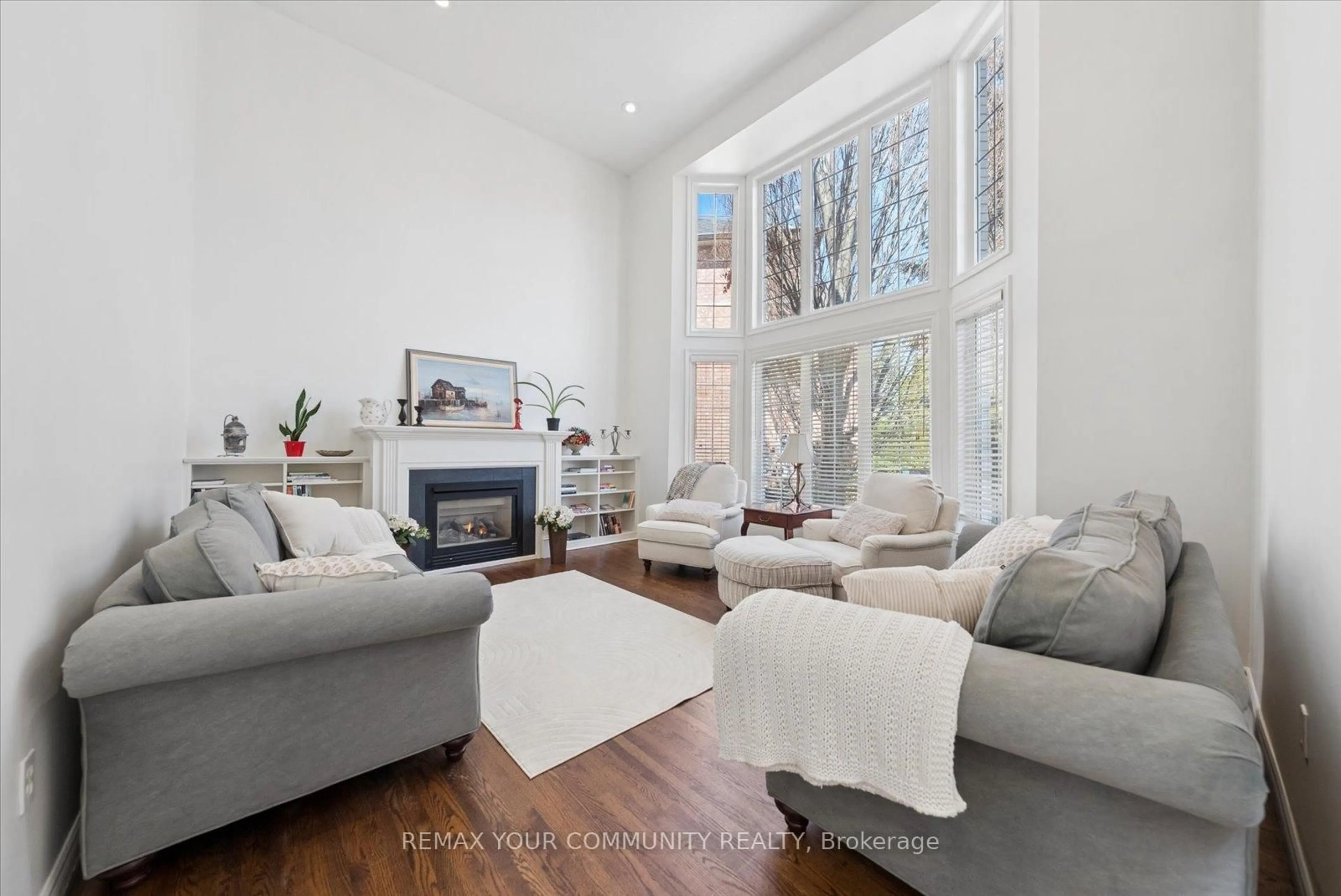 Living room with furniture, unknown for 4 Marinucci Crt, Richmond Hill Ontario L4C 0M3