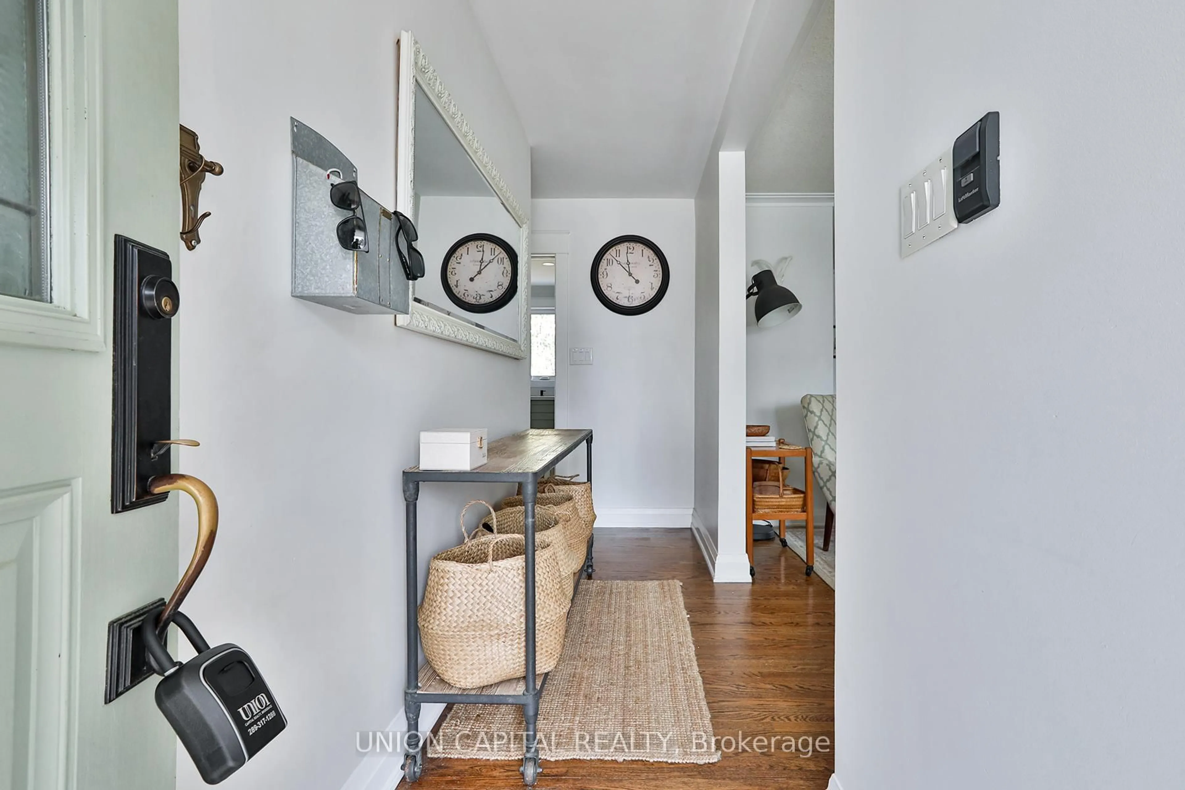 Indoor entryway for 11 Sherwood Forest Dr, Markham Ontario L3P 1P5