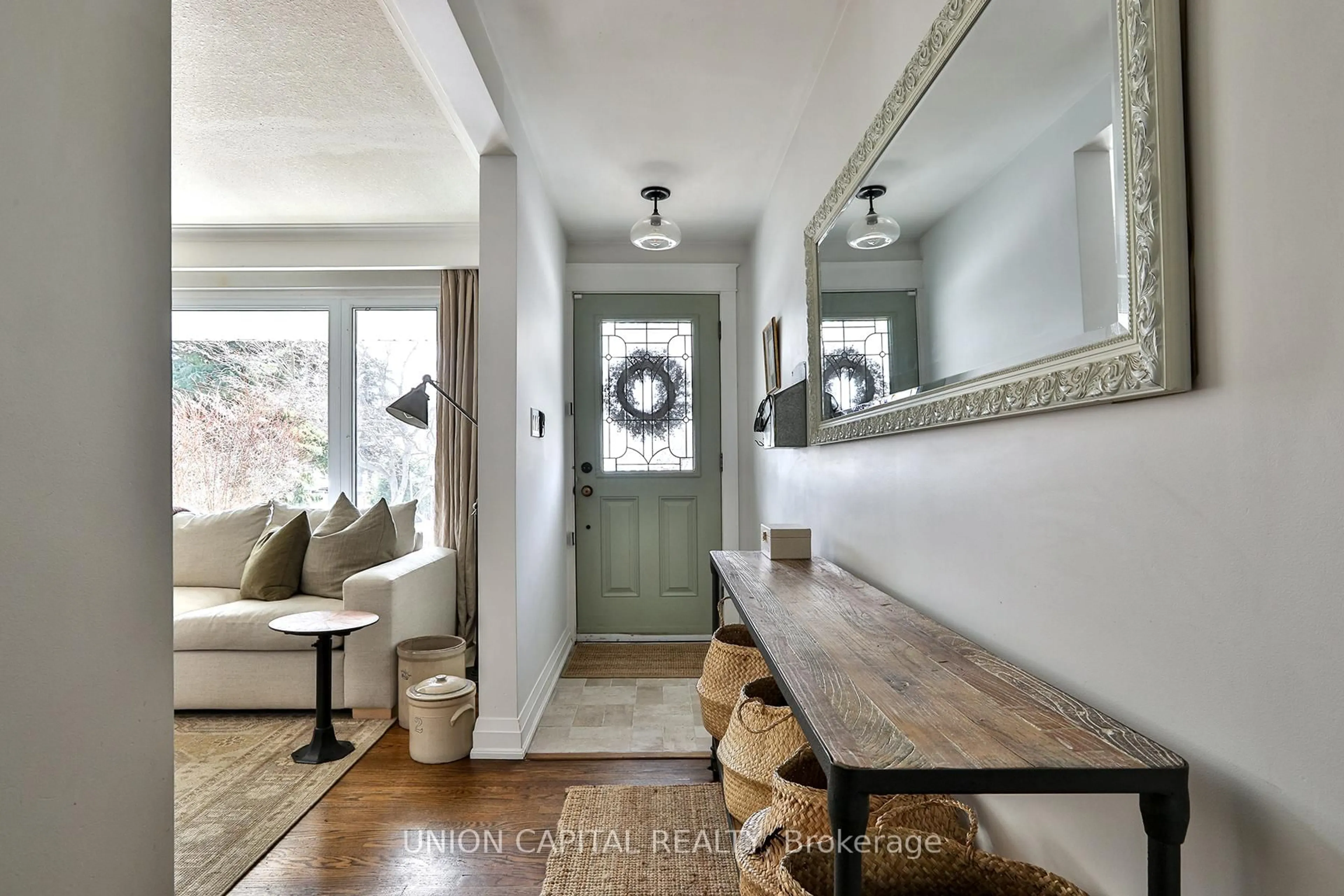 Indoor entryway for 11 Sherwood Forest Dr, Markham Ontario L3P 1P5