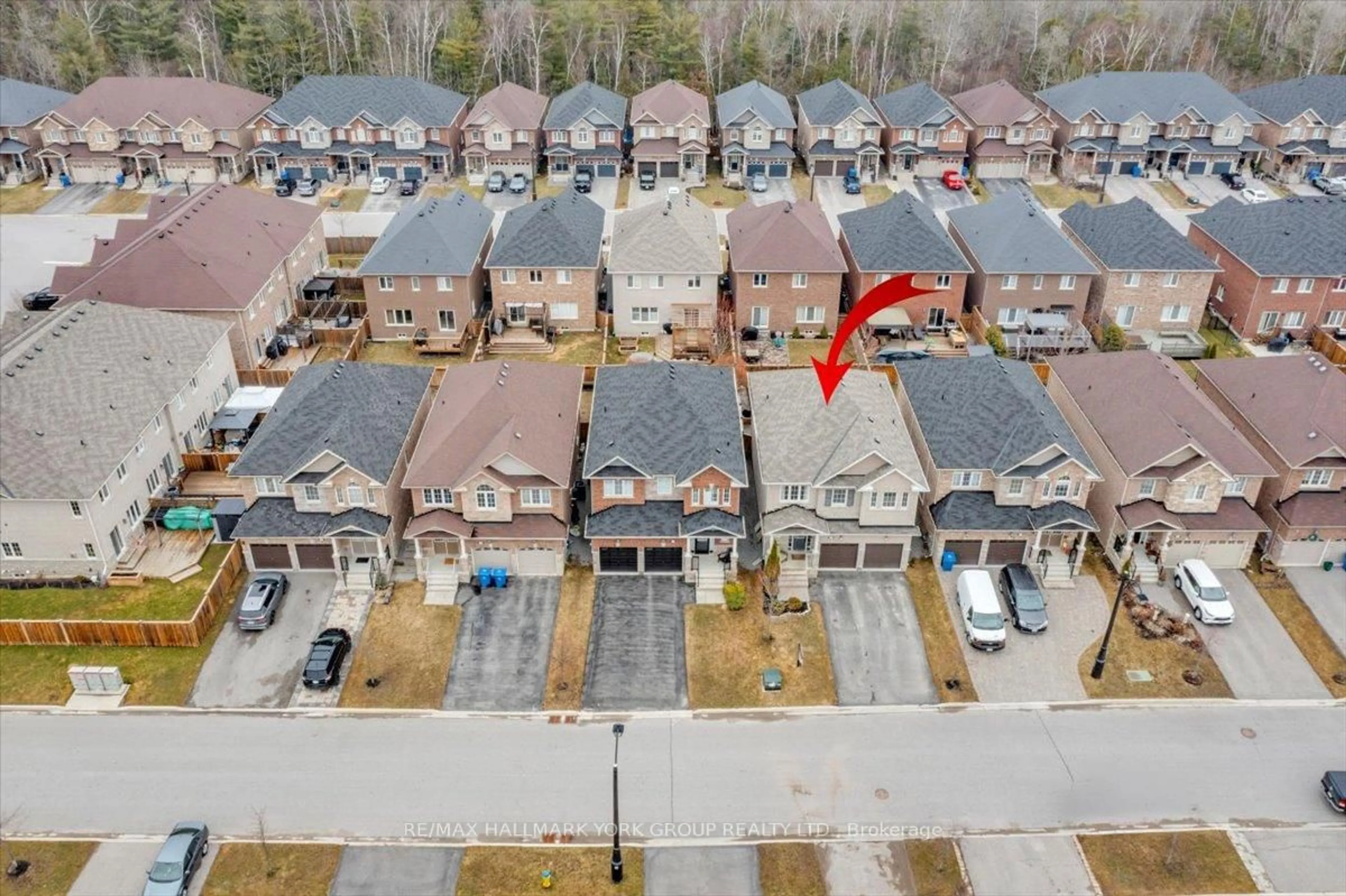 A pic from outside/outdoor area/front of a property/back of a property/a pic from drone, street for 39 Prosser Cres, Georgina Ontario L0E 1R0