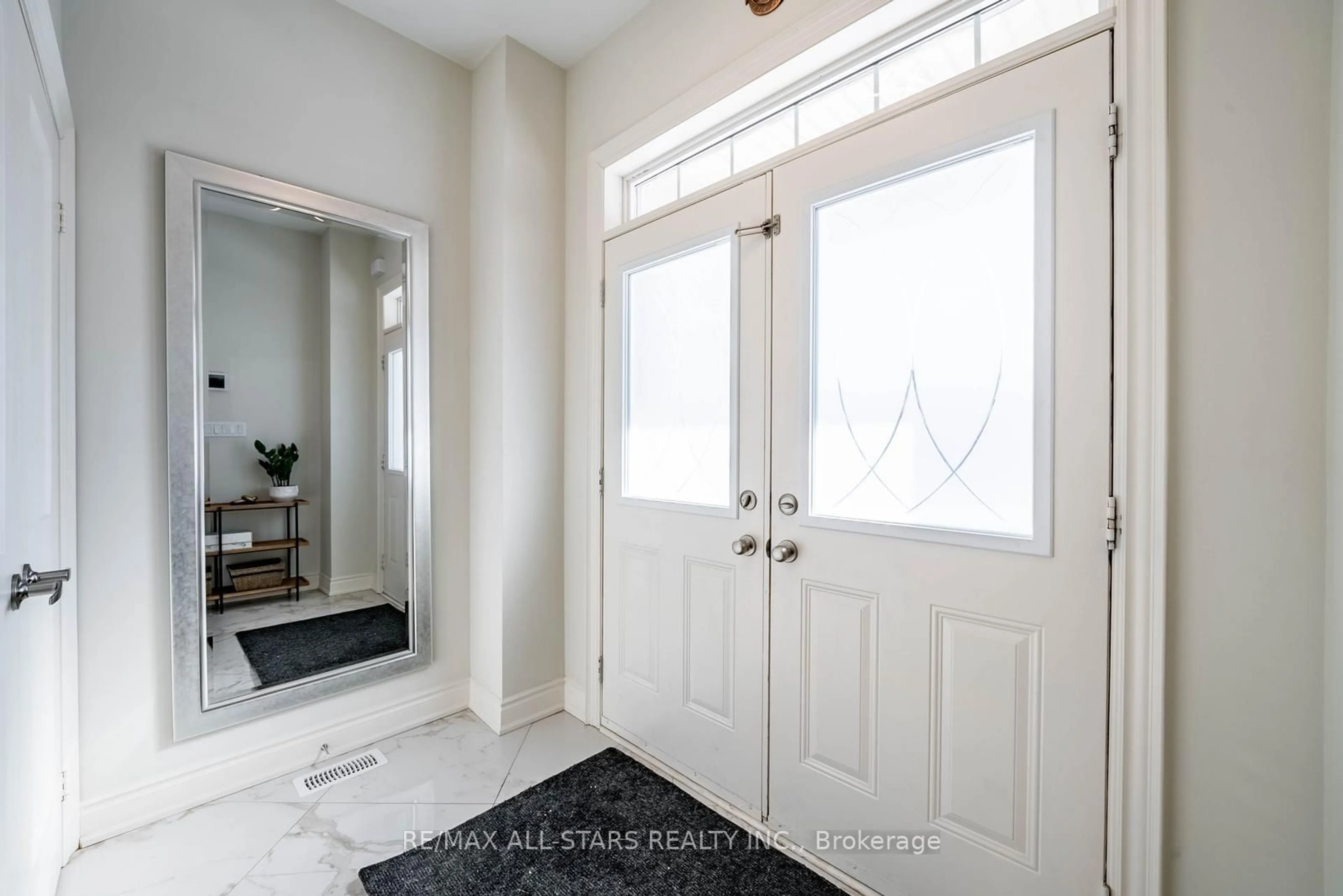 Indoor entryway for 170 Fallharvest Way, Whitchurch-Stouffville Ontario L4A 5A2