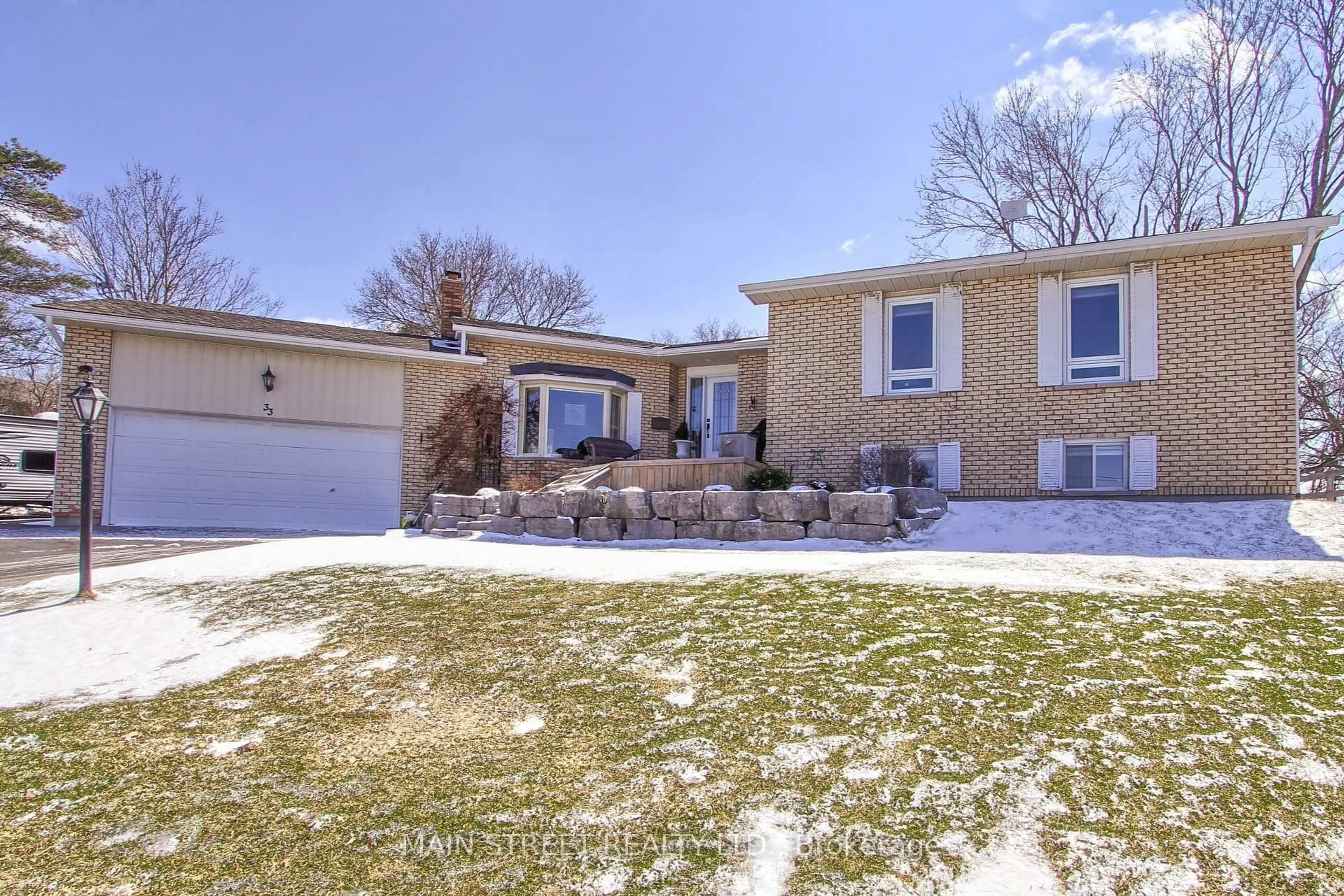 Home with brick exterior material, street for 33 Avonlea Rd, Uxbridge Ontario L0C 1C0