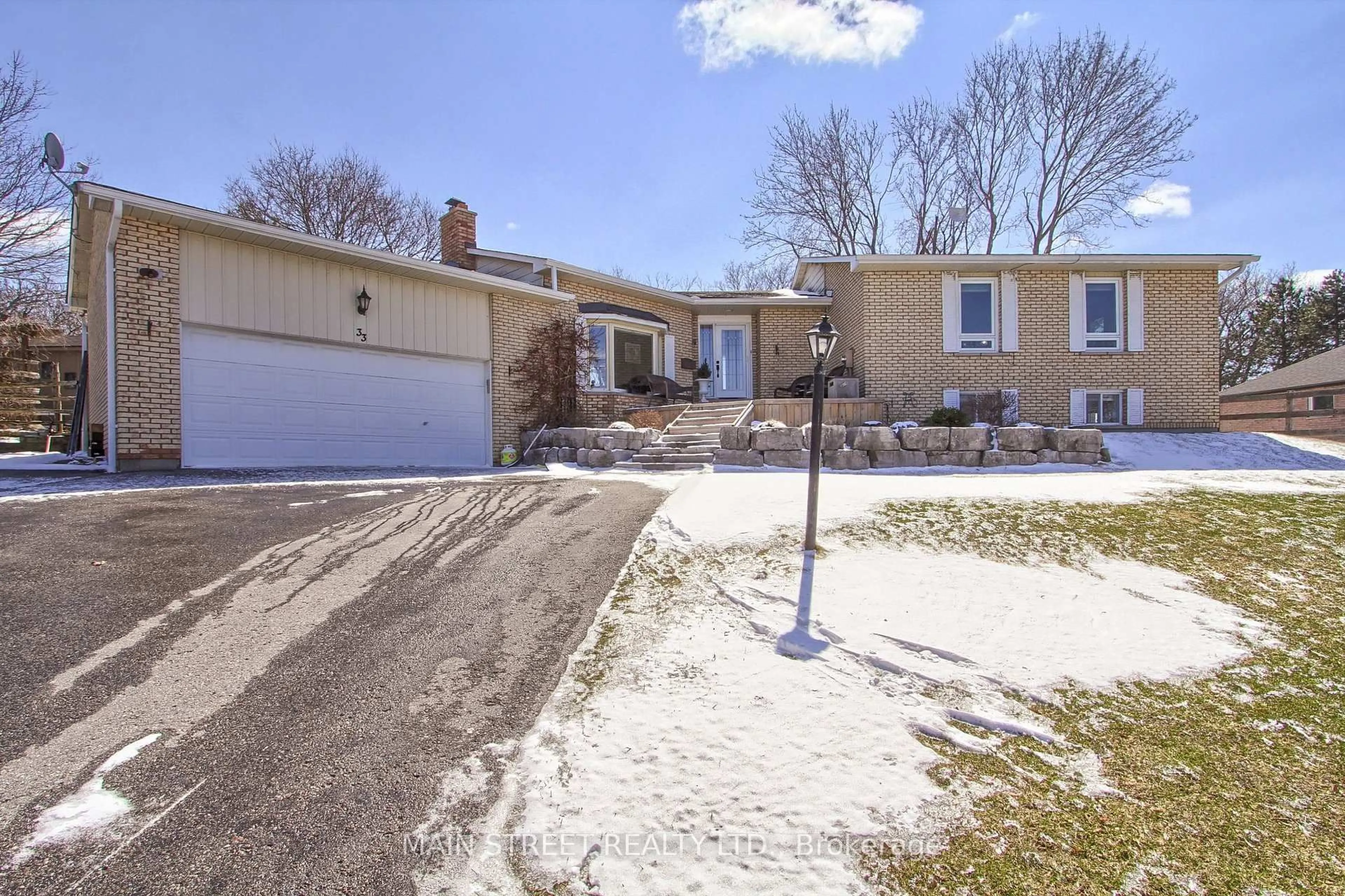 A pic from outside/outdoor area/front of a property/back of a property/a pic from drone, street for 33 Avonlea Rd, Uxbridge Ontario L0C 1C0