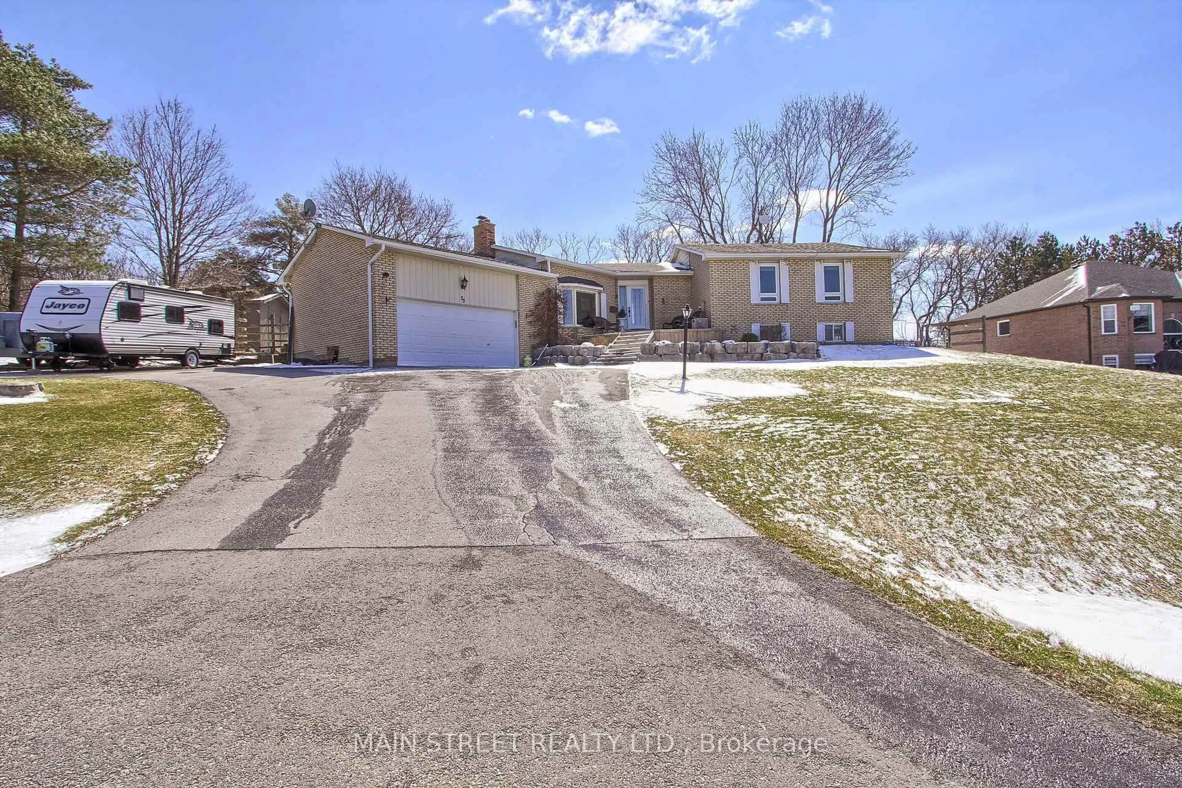 A pic from outside/outdoor area/front of a property/back of a property/a pic from drone, street for 33 Avonlea Rd, Uxbridge Ontario L0C 1C0