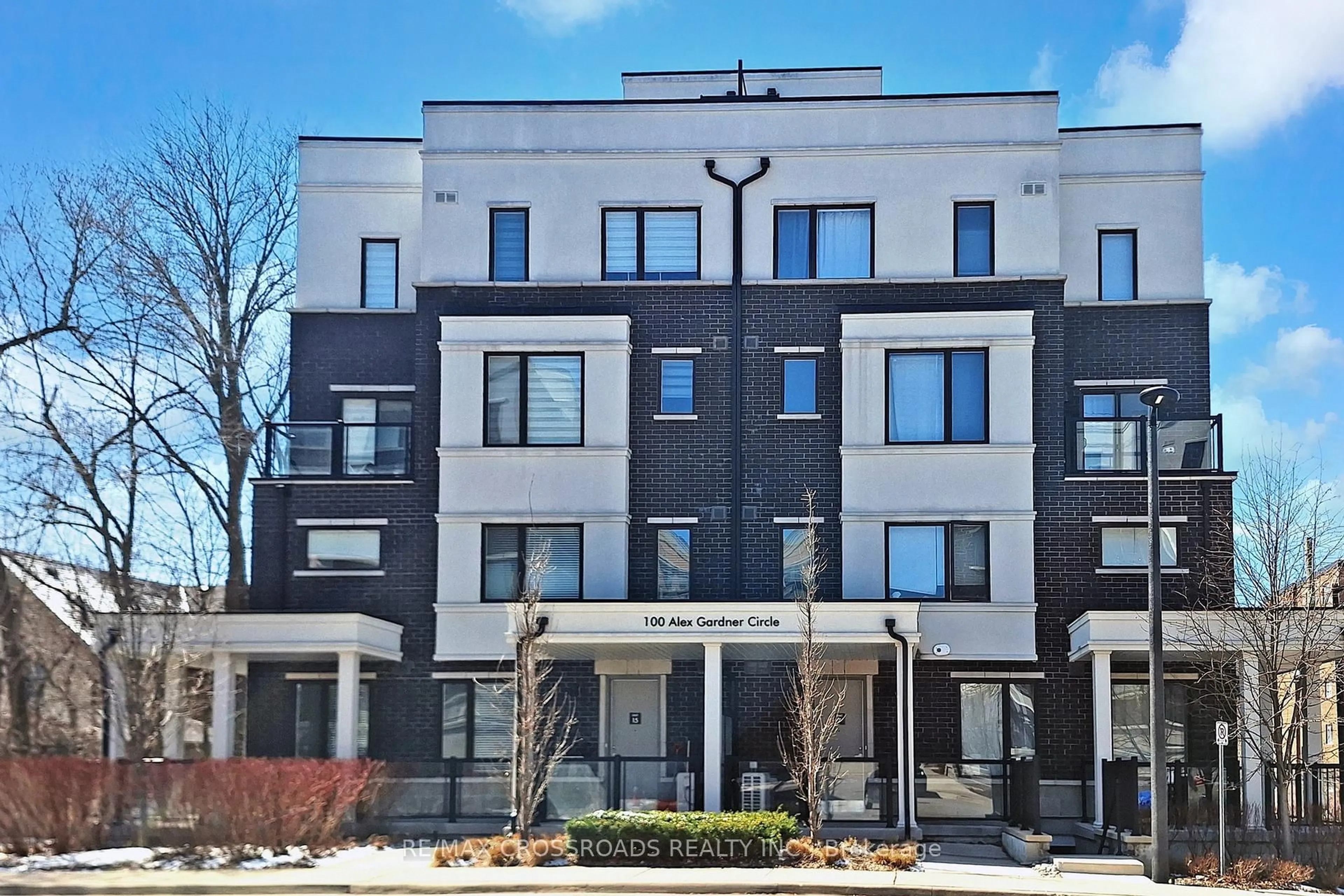 Home with brick exterior material, building for 100 Alex Gardner Circ #10, Aurora Ontario L4G 3G5