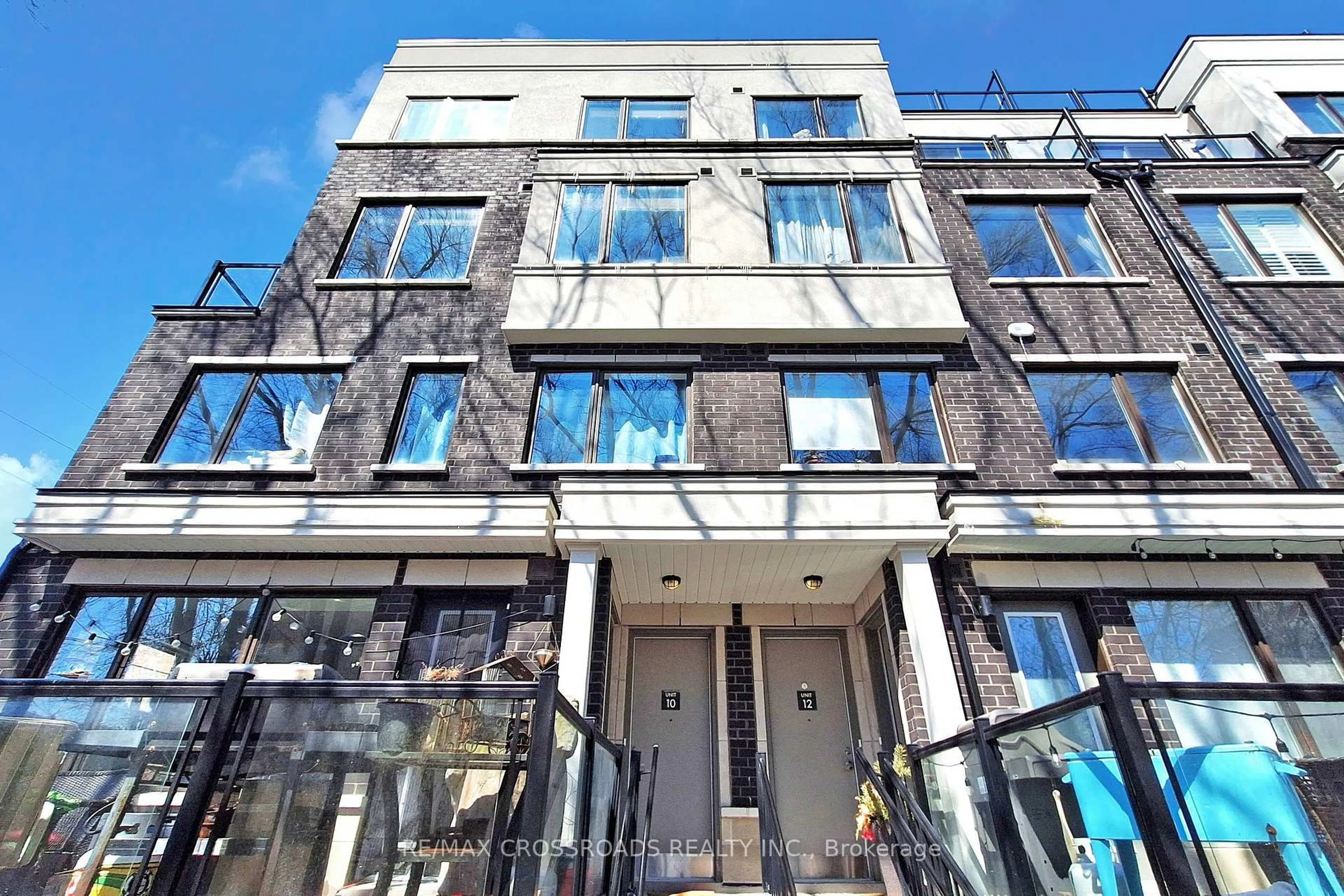 Indoor foyer for 100 Alex Gardner Circ #10, Aurora Ontario L4G 3G5