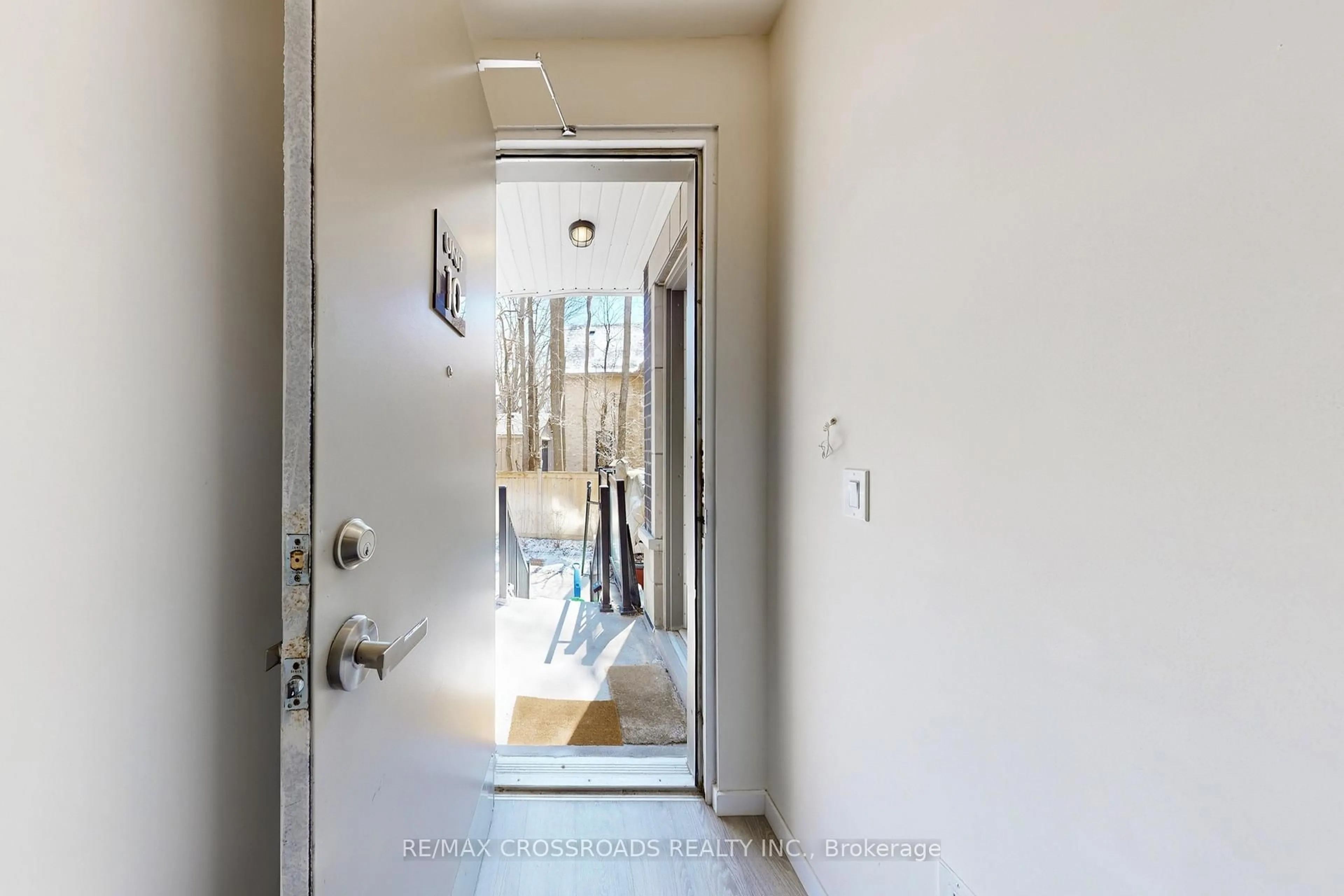 Indoor entryway for 100 Alex Gardner Circ #10, Aurora Ontario L4G 3G5