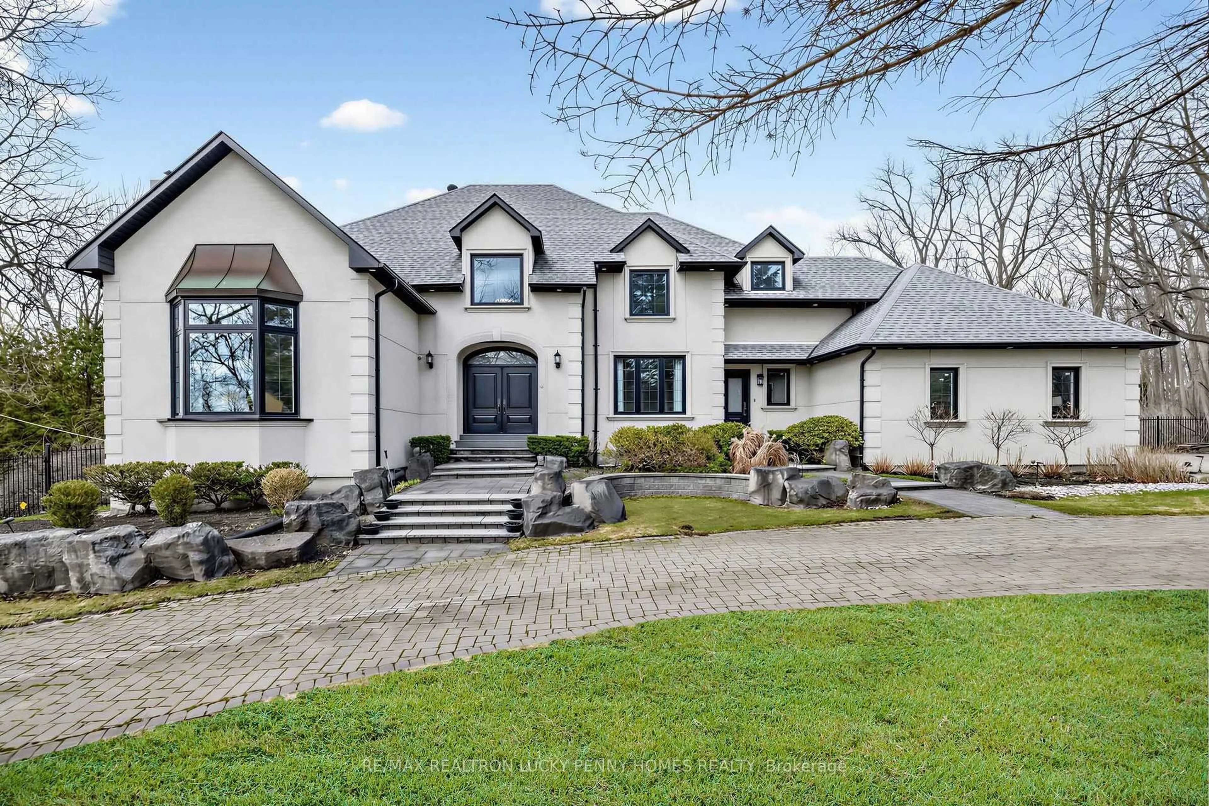 Home with brick exterior material, street for 18 Walnut Glen Pl, Markham Ontario L6C 1A3