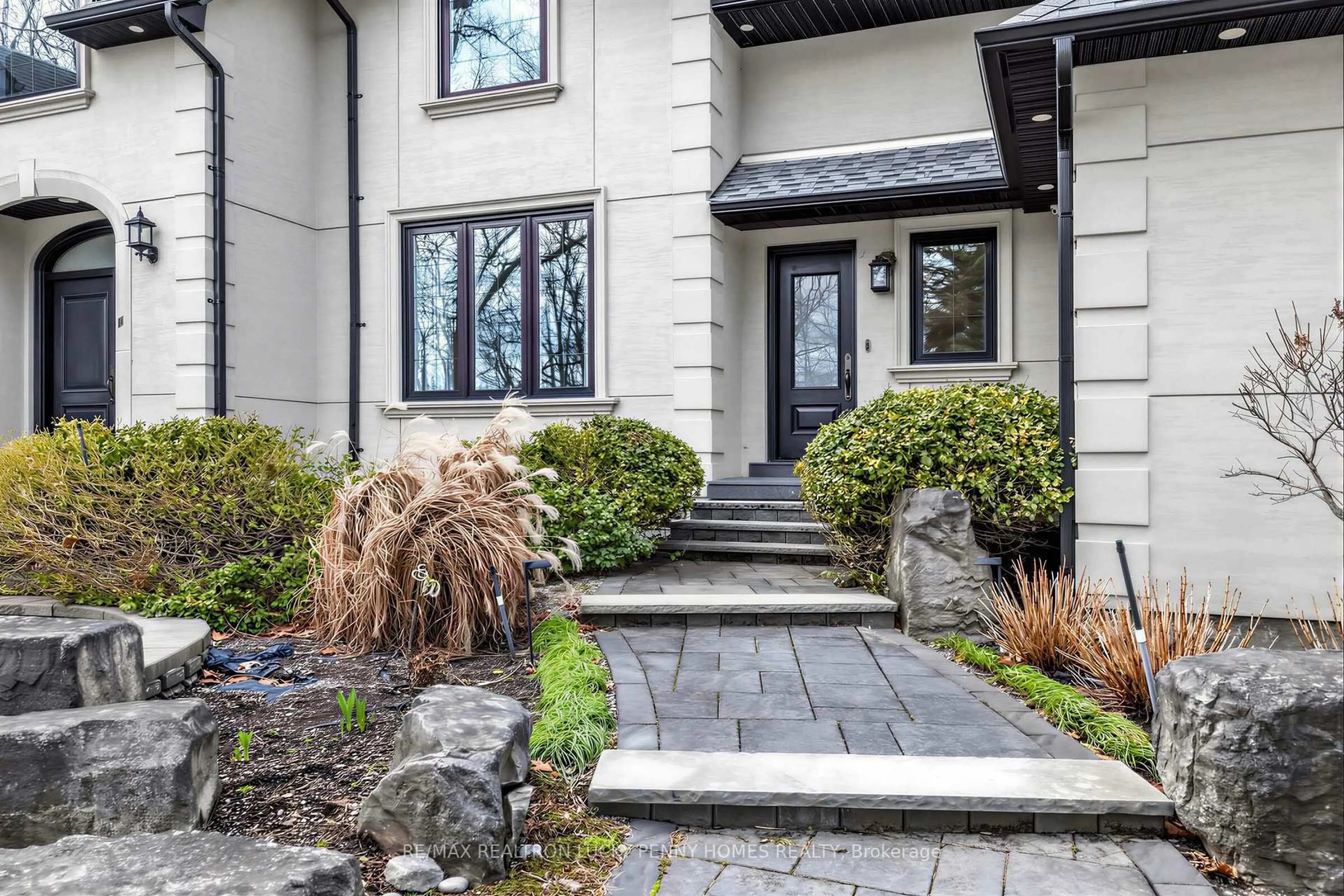 Indoor entryway for 18 Walnut Glen Pl, Markham Ontario L6C 1A3