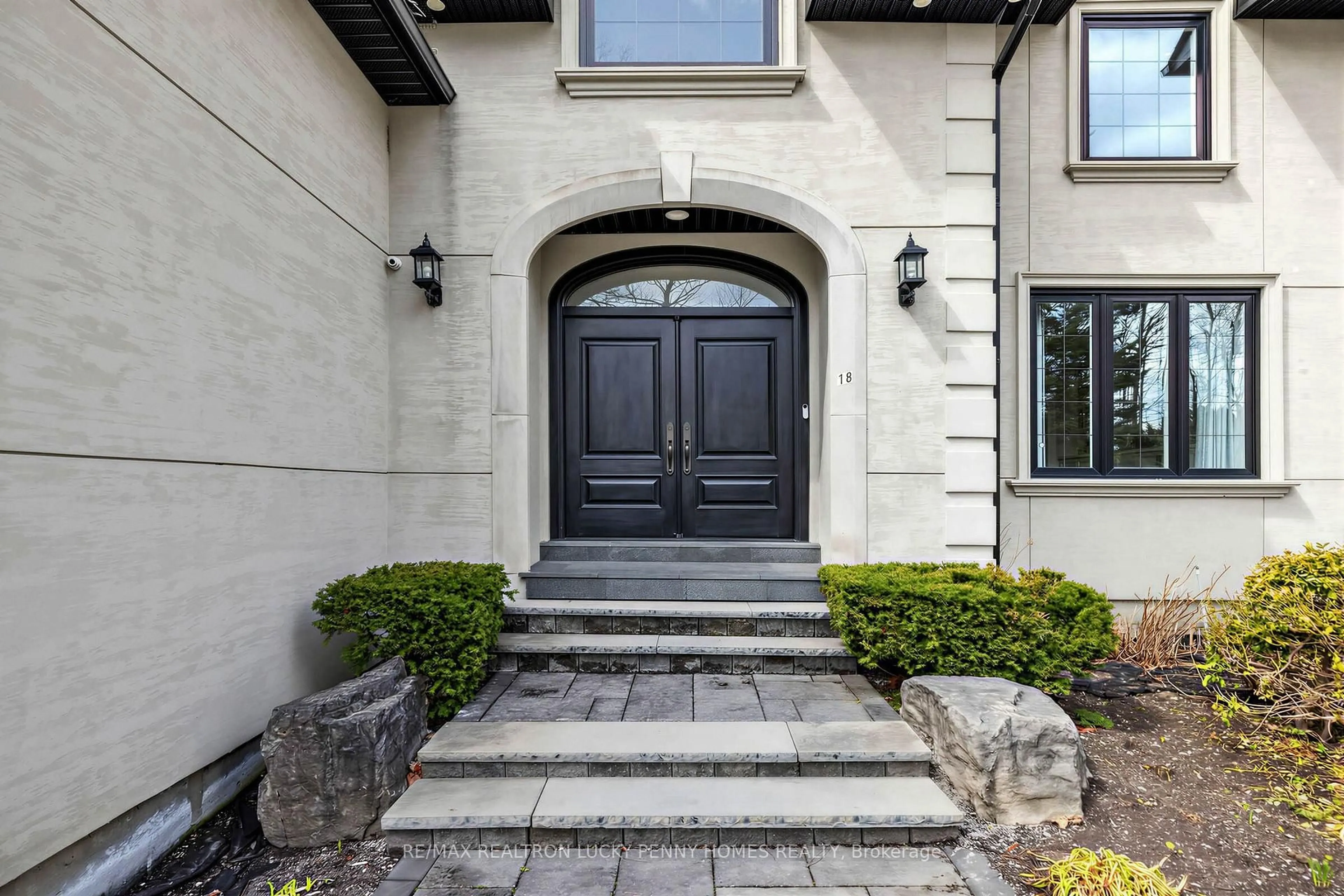 Indoor entryway for 18 Walnut Glen Pl, Markham Ontario L6C 1A3