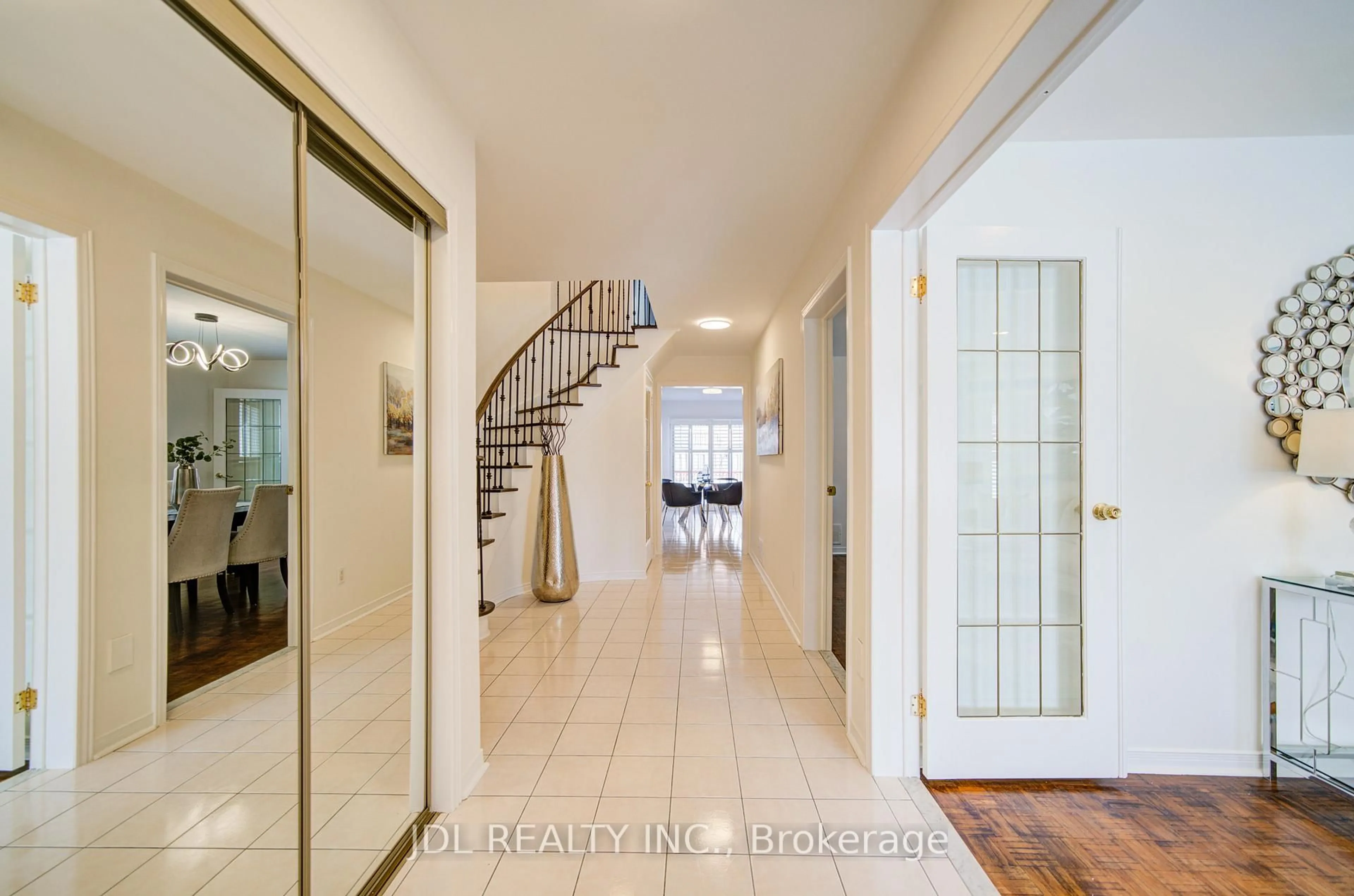 Indoor foyer for 50 Summitcrest Dr, Richmond Hill Ontario L4S 1A7