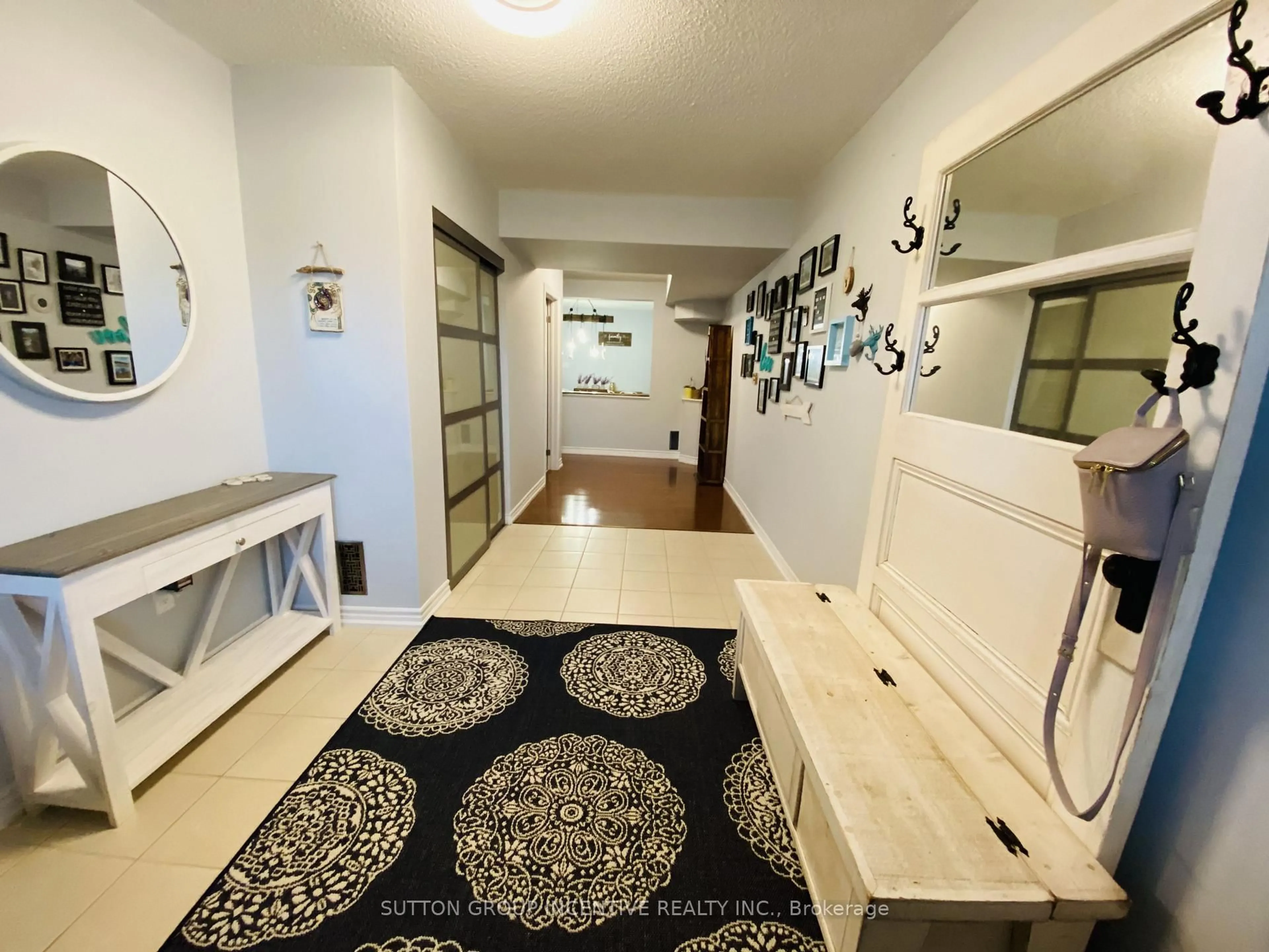 Indoor entryway for 1411 Sheldon St, Innisfil Ontario L9S 0H7