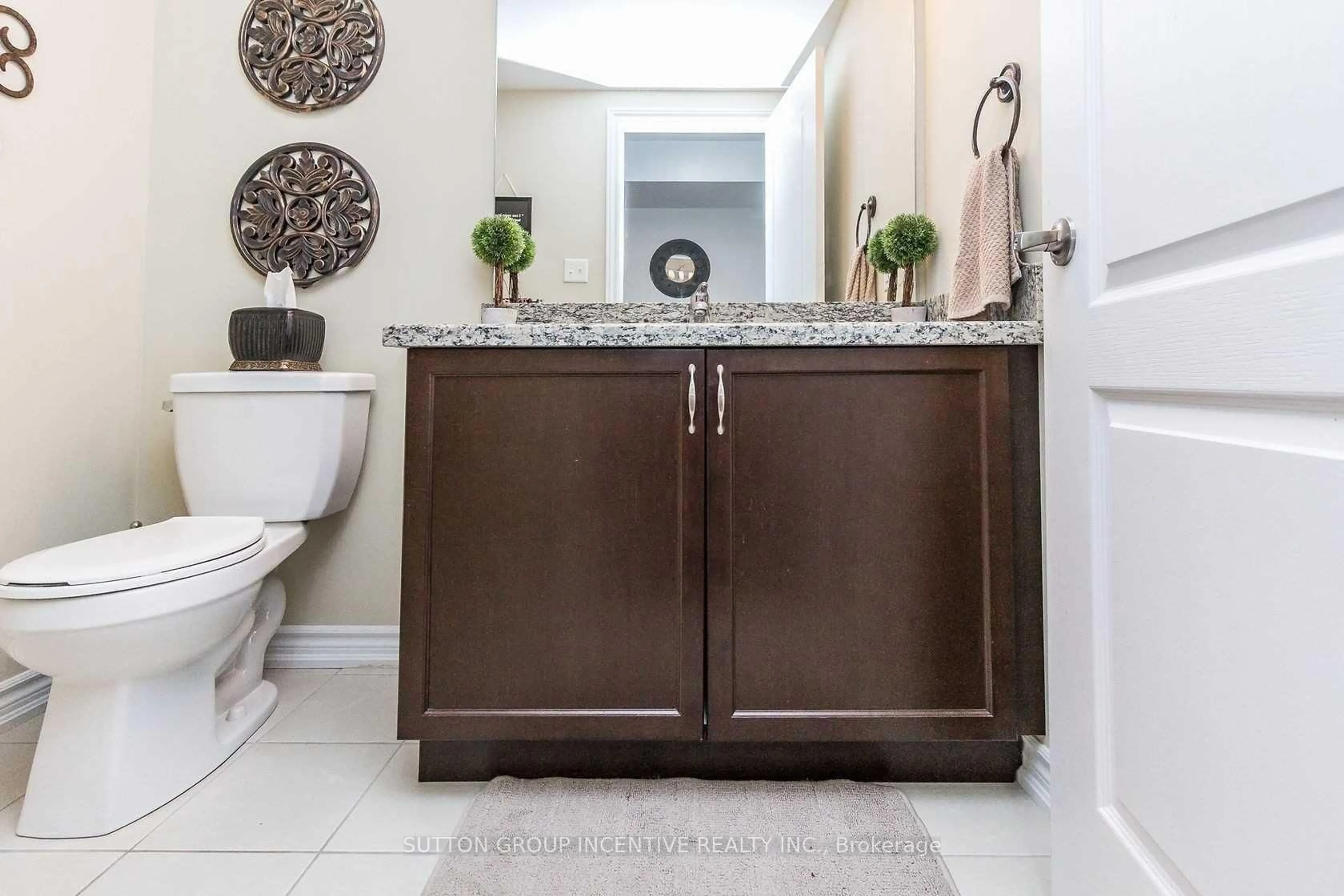 Contemporary bathroom, ceramic/tile floor for 1411 Sheldon St, Innisfil Ontario L9S 0H7