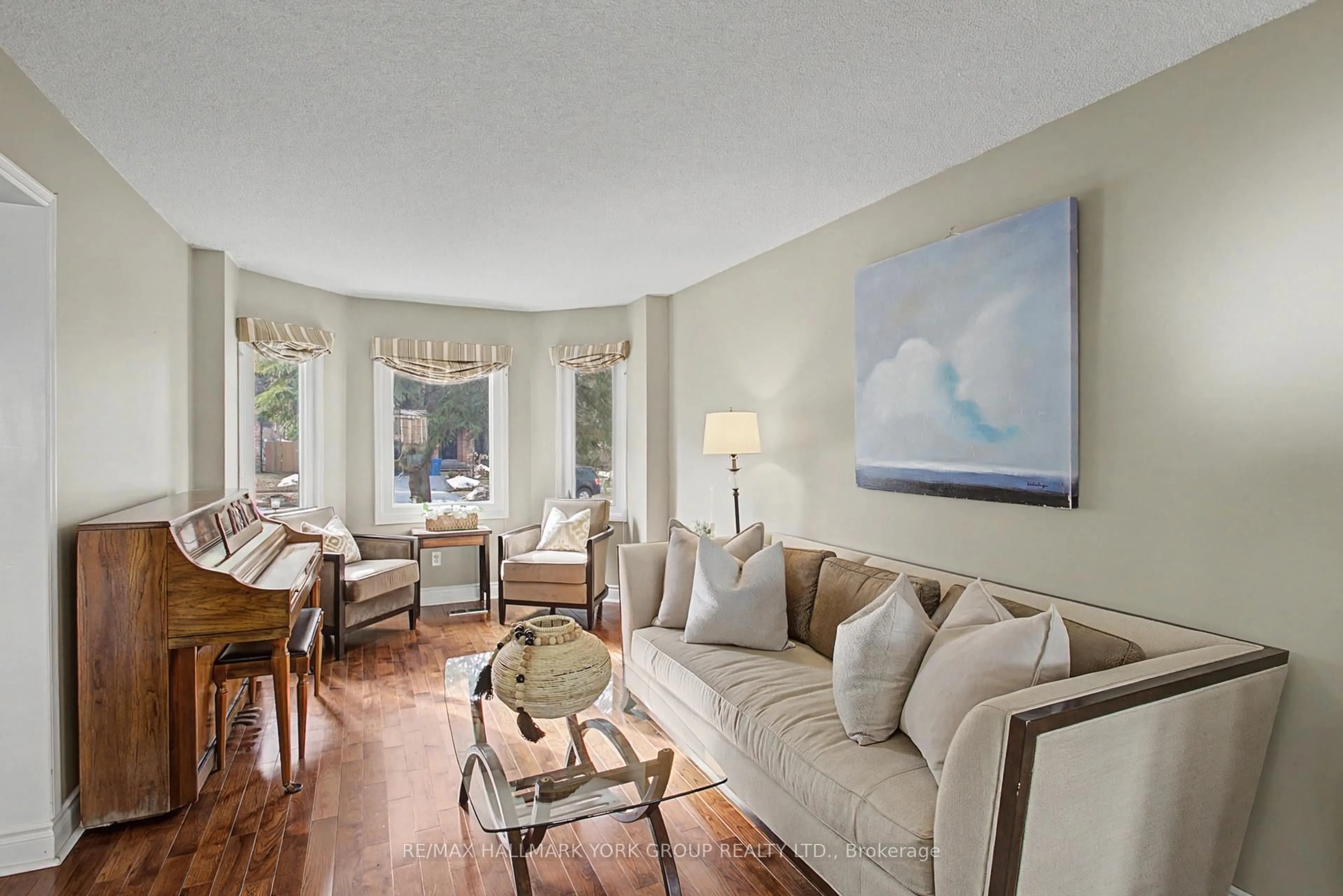 Living room with furniture, unknown for 28 Hollingshead Dr, Aurora Ontario L4G 5J8