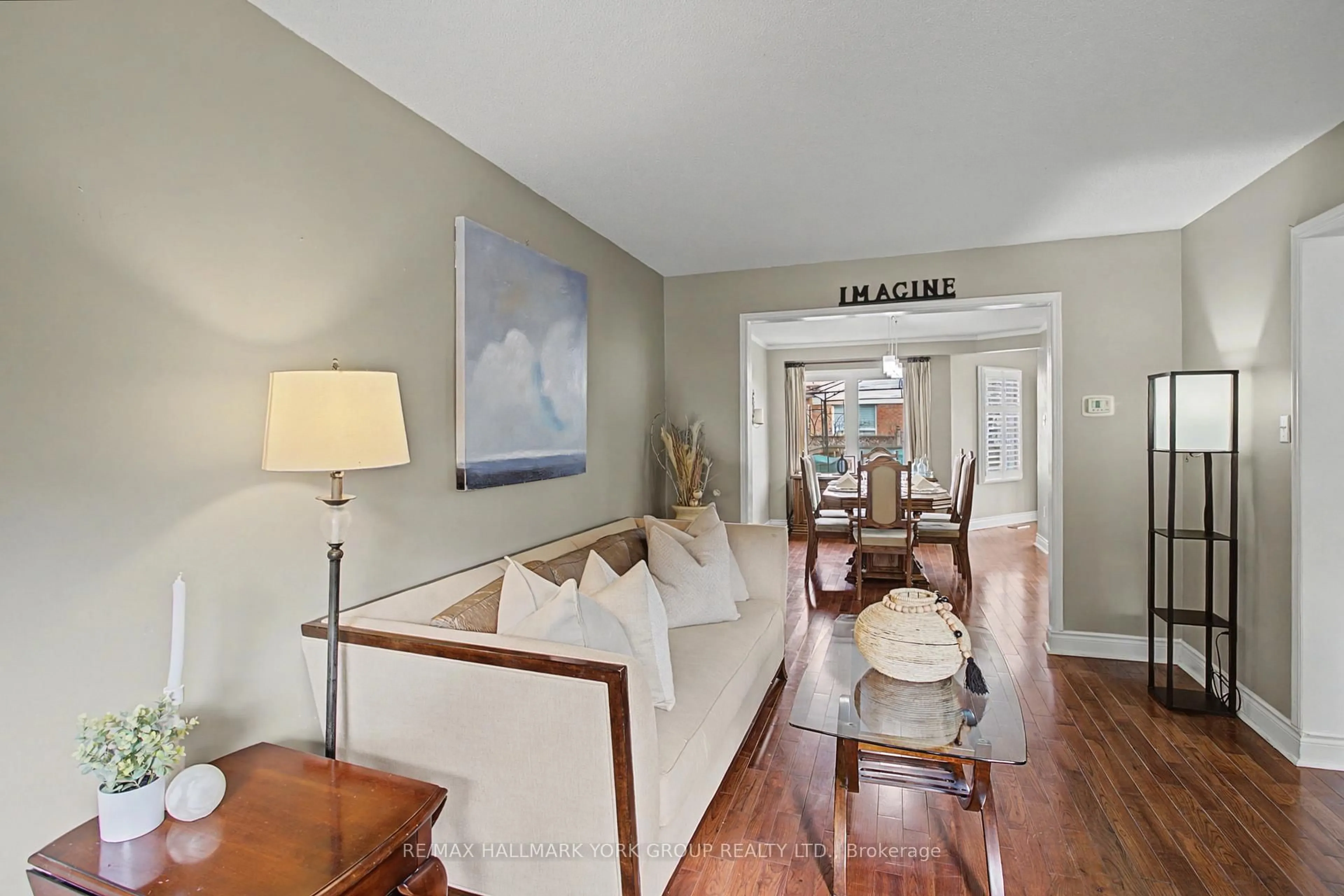 Living room with furniture, unknown for 28 Hollingshead Dr, Aurora Ontario L4G 5J8