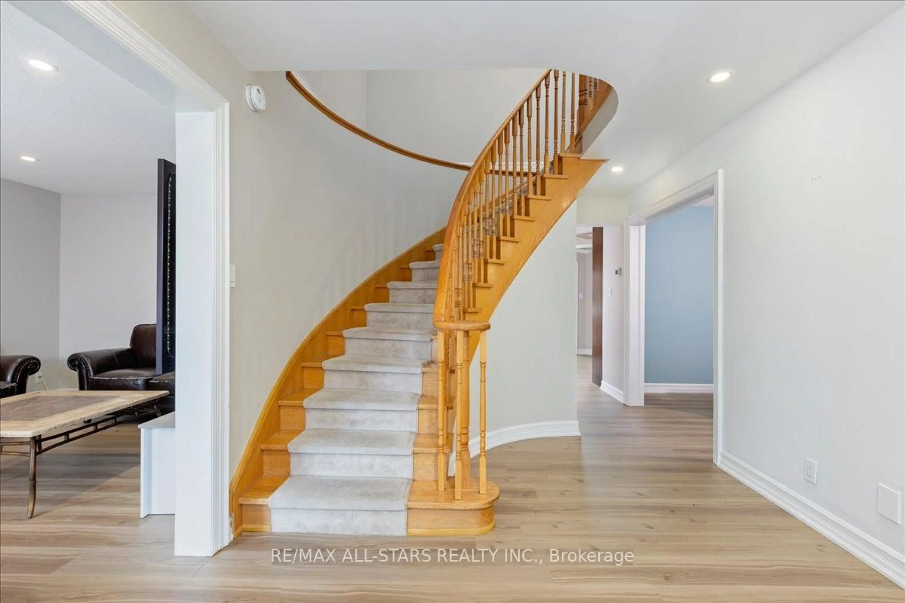 Stairs for 40 Chartwell Cres, Georgina Ontario L4P 3N8