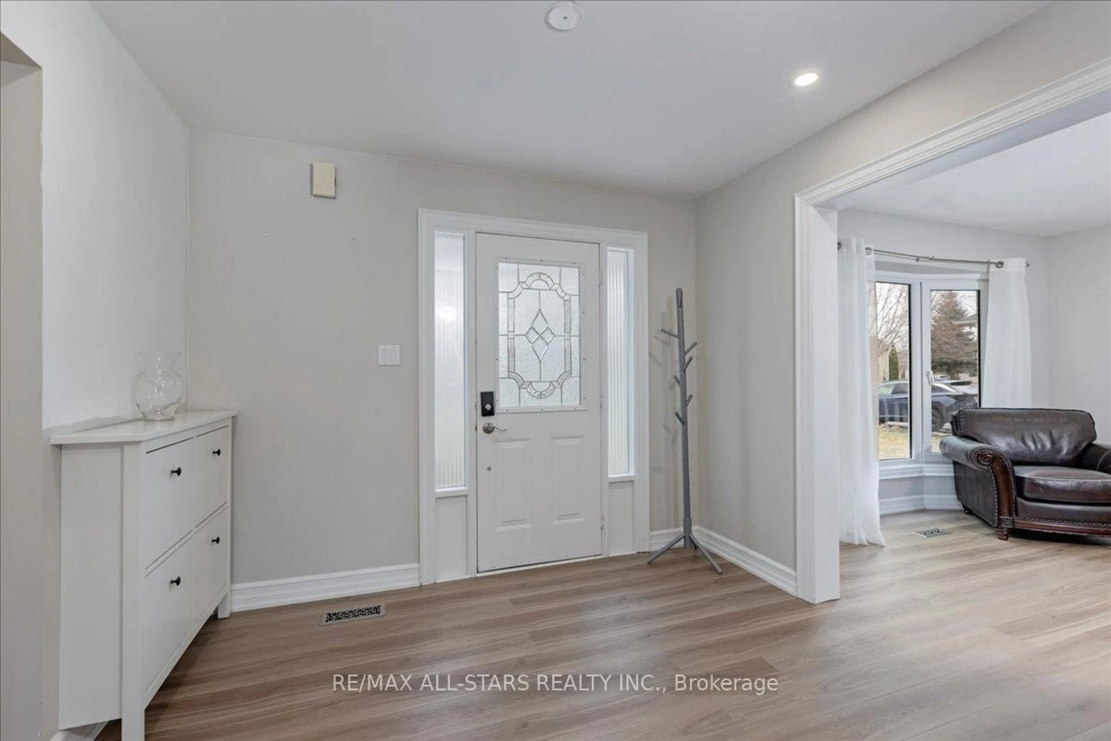 Indoor entryway for 40 Chartwell Cres, Georgina Ontario L4P 3N8