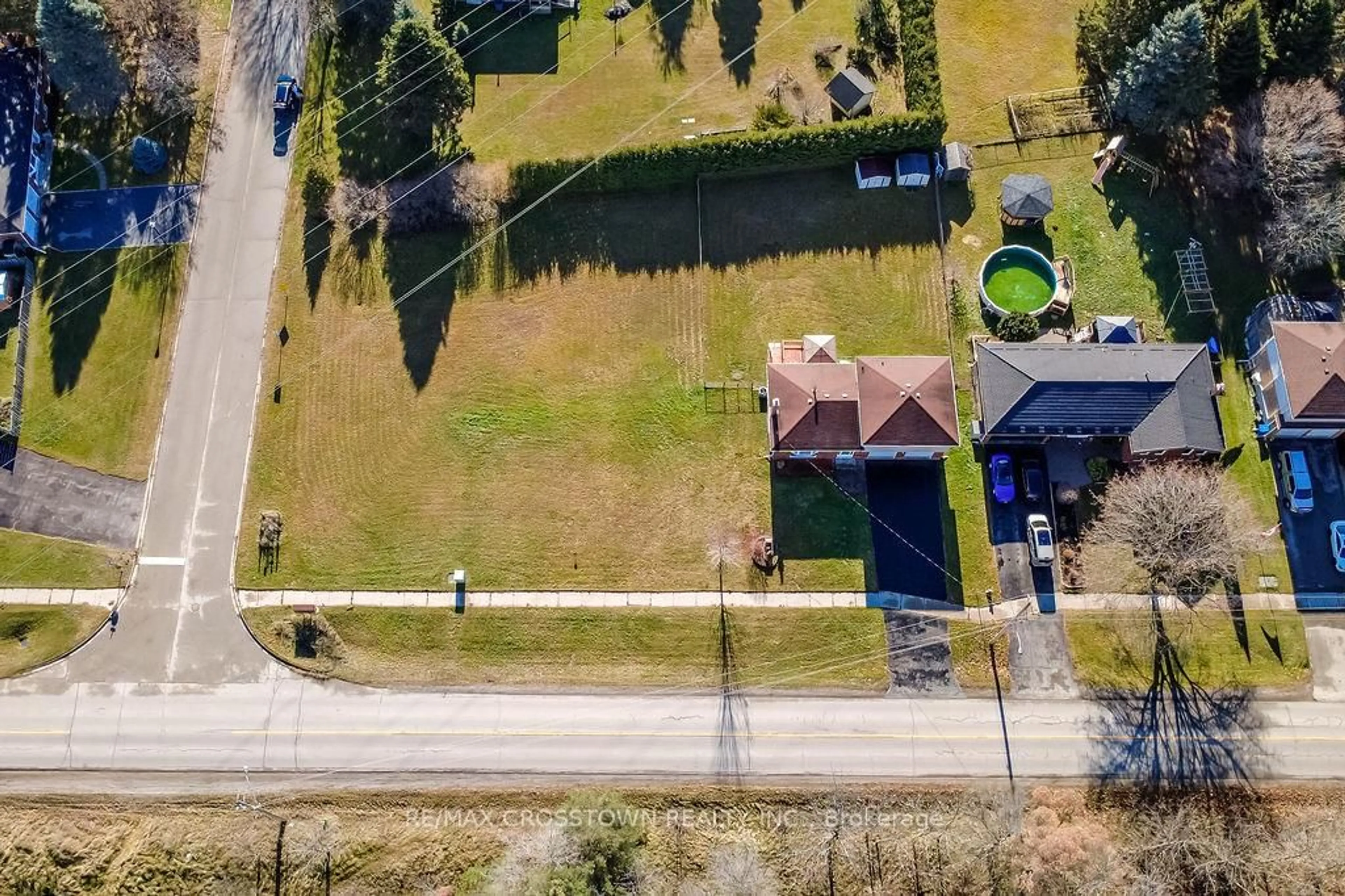 A pic from outside/outdoor area/front of a property/back of a property/a pic from drone, street for 169 Oriole Dr, East Gwillimbury Ontario L9N 1G9