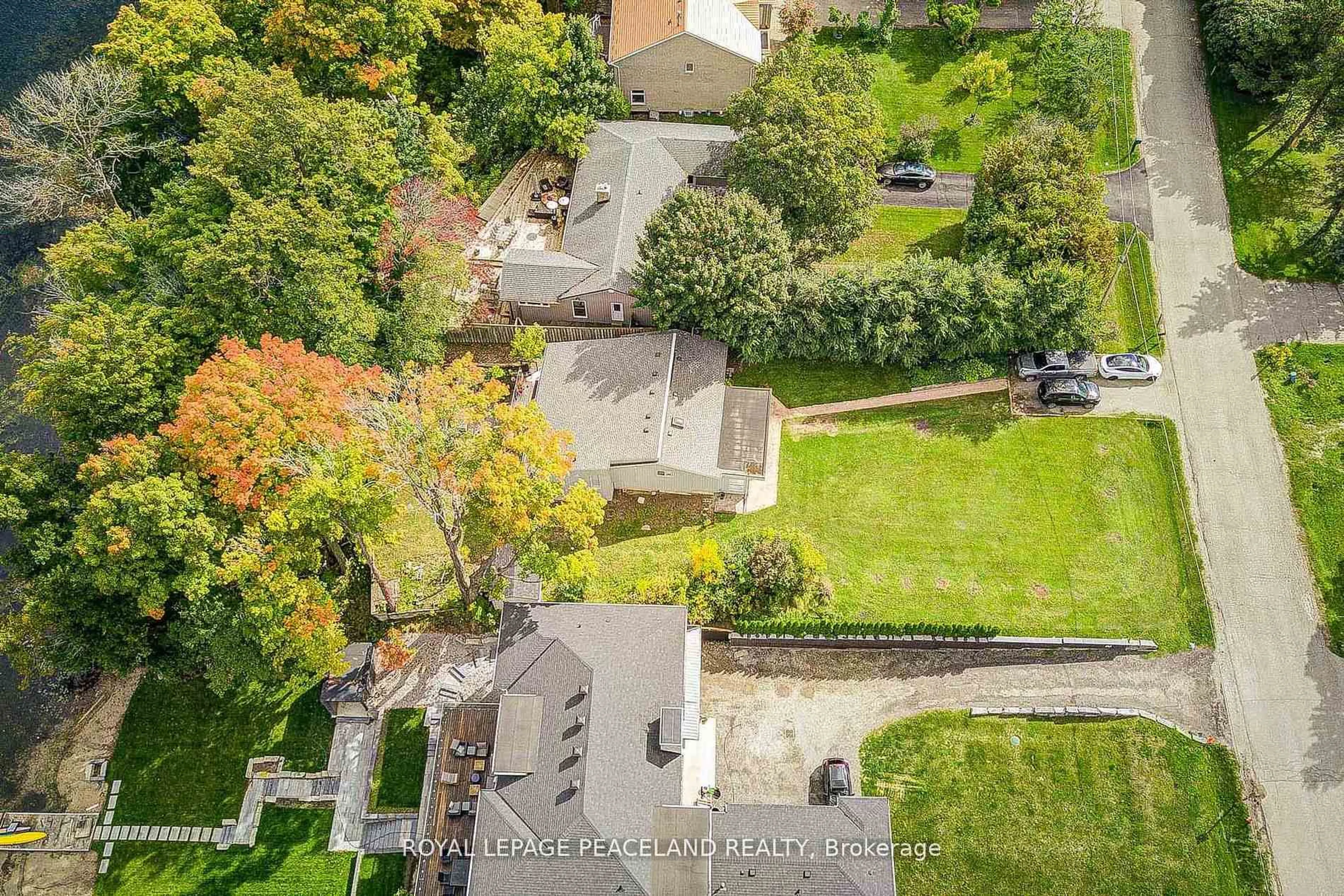 A pic from outside/outdoor area/front of a property/back of a property/a pic from drone, street for 38 Lakeview Ave, Whitchurch-Stouffville Ontario L4A 2H1