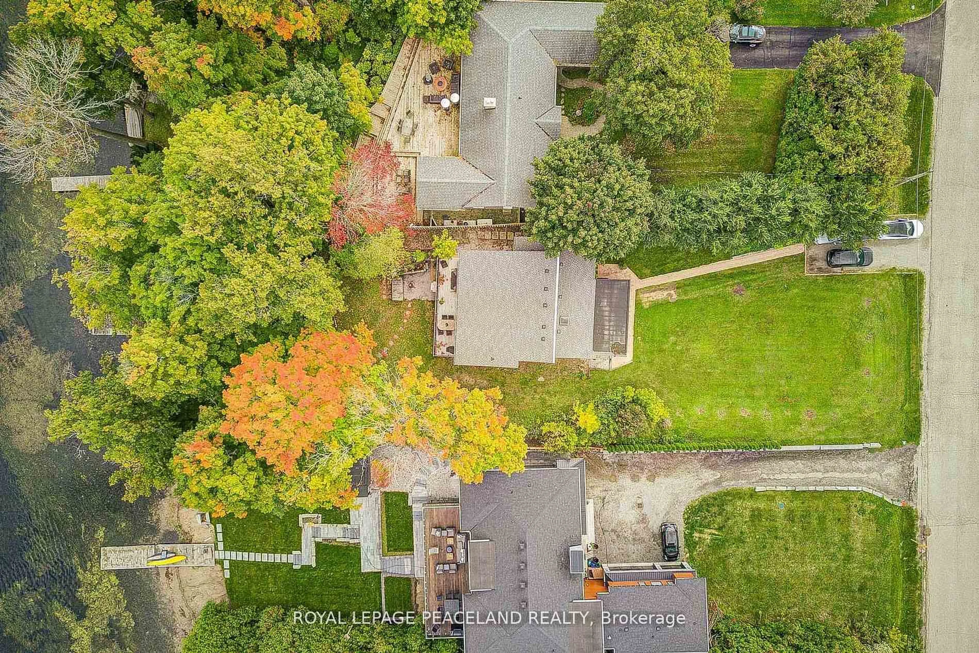 A pic from outside/outdoor area/front of a property/back of a property/a pic from drone, street for 38 Lakeview Ave, Whitchurch-Stouffville Ontario L4A 2H1