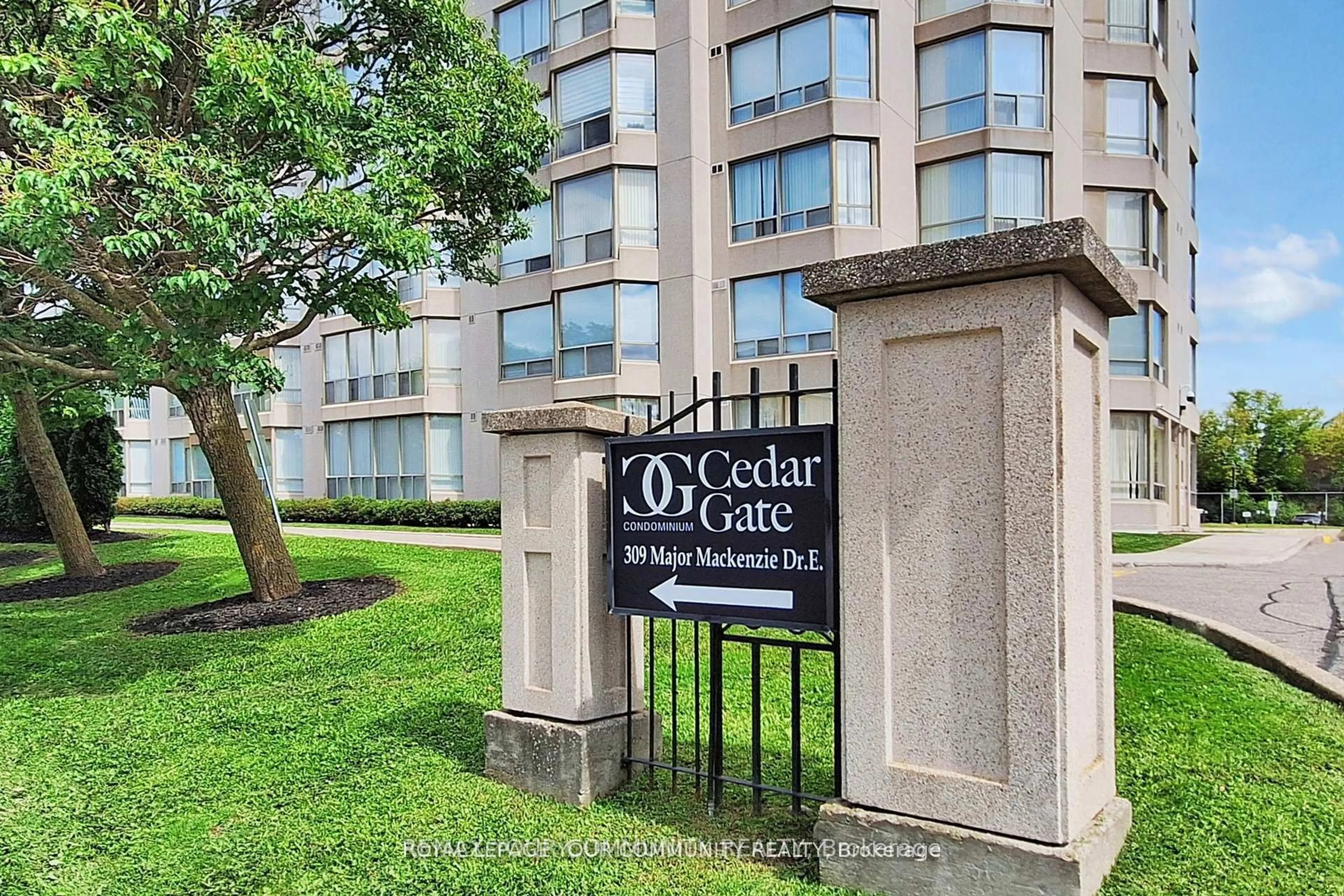 Indoor foyer for 309 Major Mackenzie Dr #205, Richmond Hill Ontario L4C 9V5