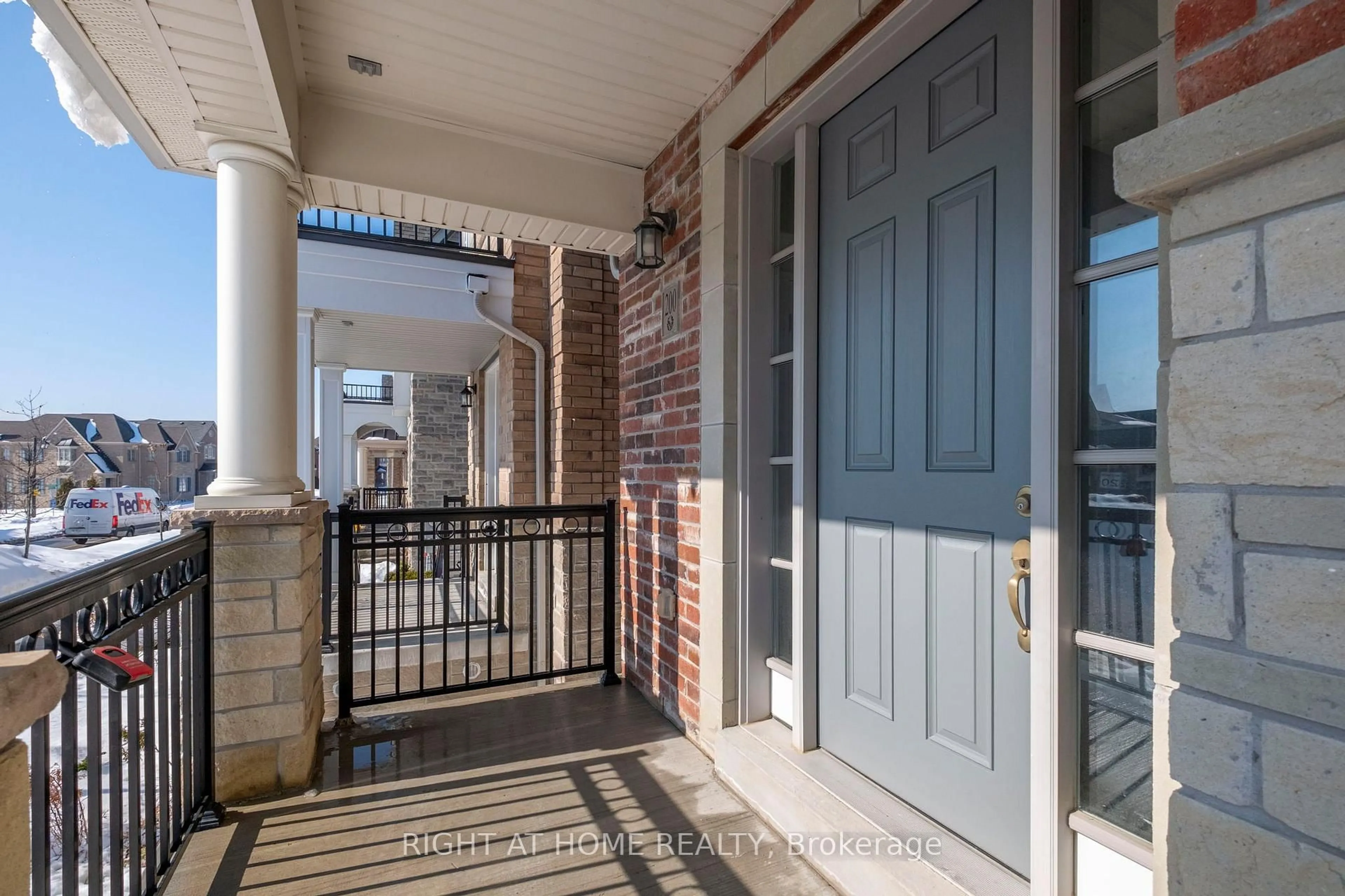 Indoor entryway for 200 Paradelle Dr, Richmond Hill Ontario L4E 1B8