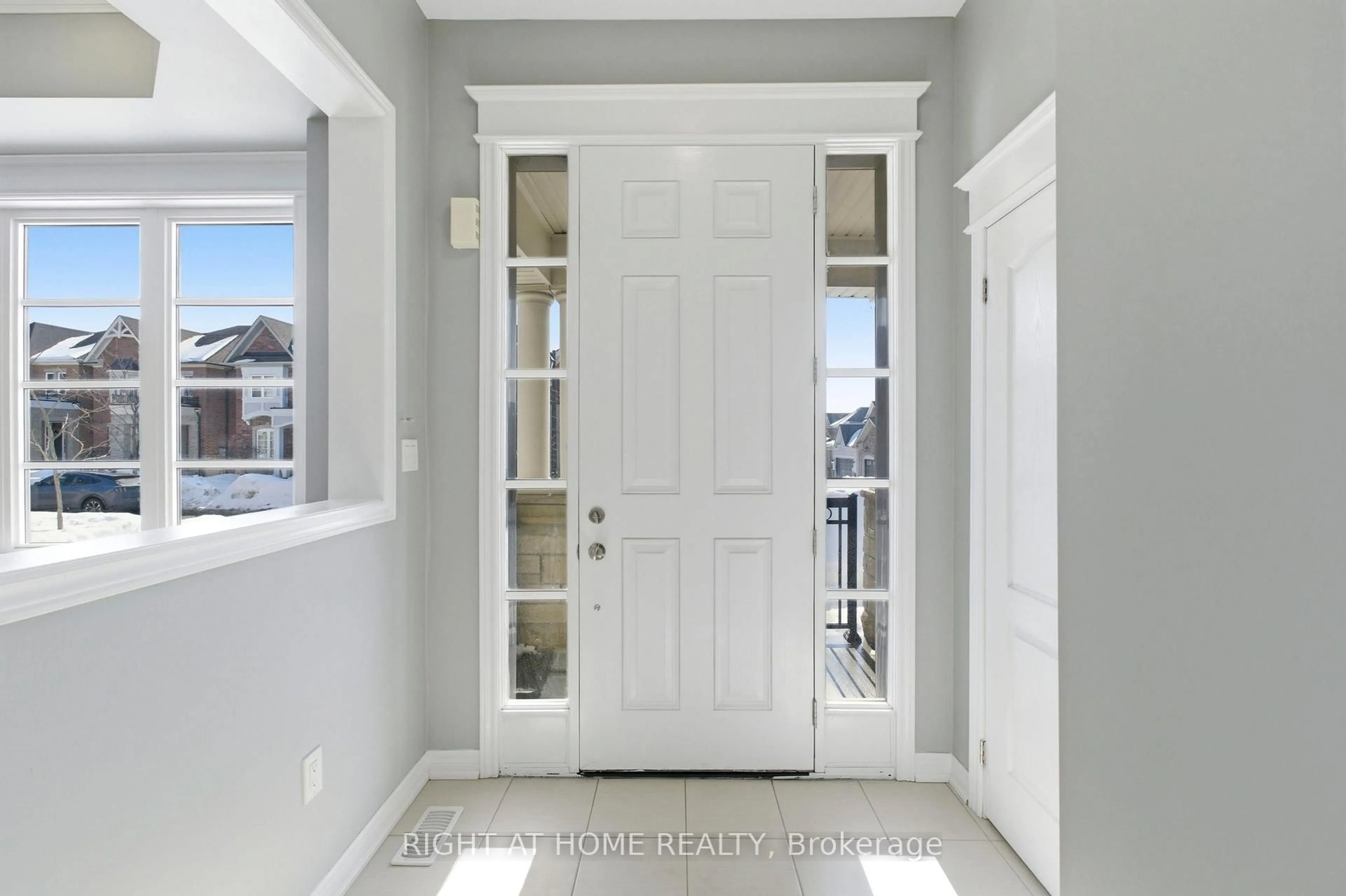 Indoor entryway for 200 Paradelle Dr, Richmond Hill Ontario L4E 1B8