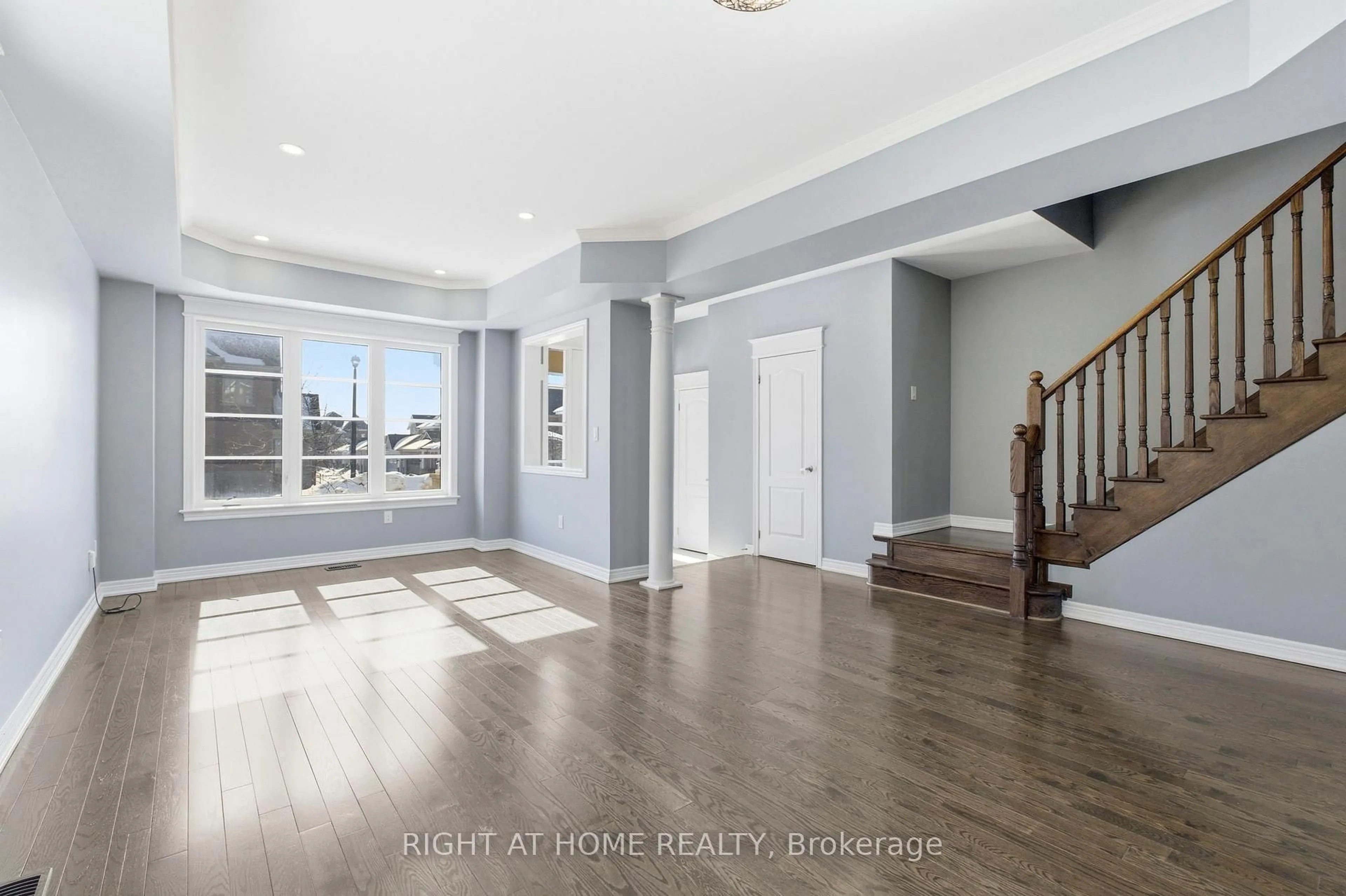 Indoor entryway for 200 Paradelle Dr, Richmond Hill Ontario L4E 1B8