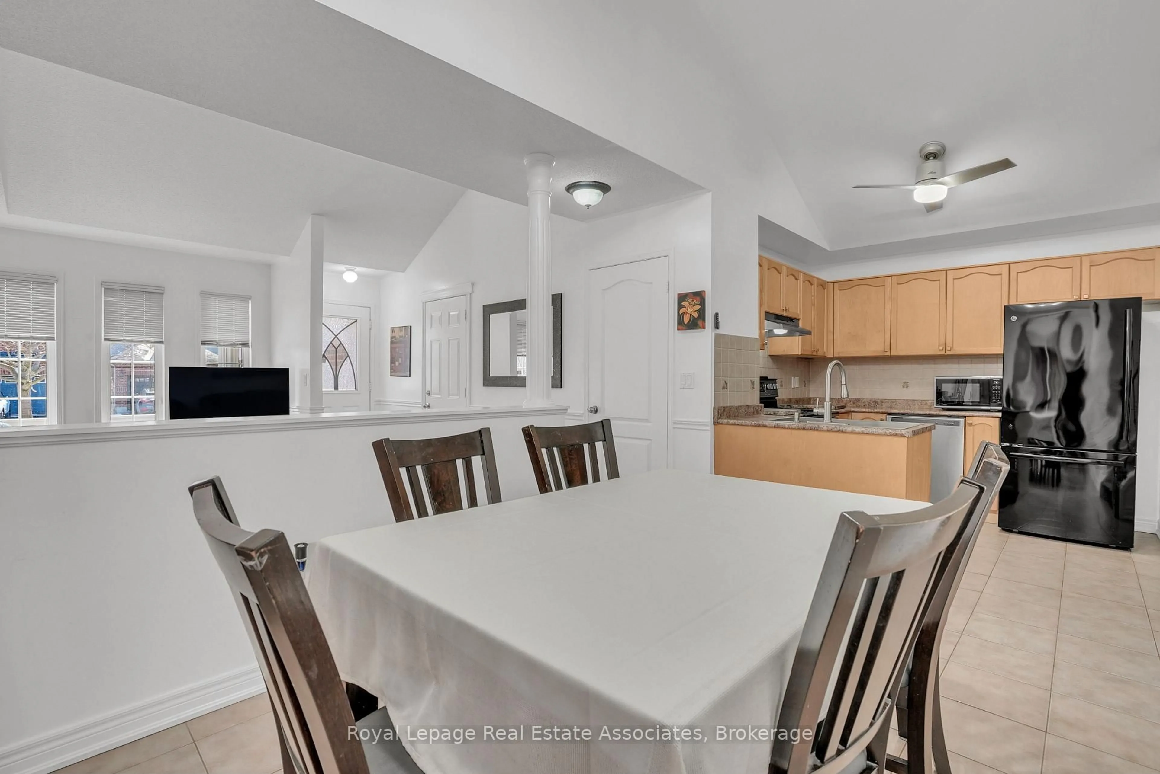 Open concept kitchen, unknown for 1128 Kell St, Innisfil Ontario L9S 4W4