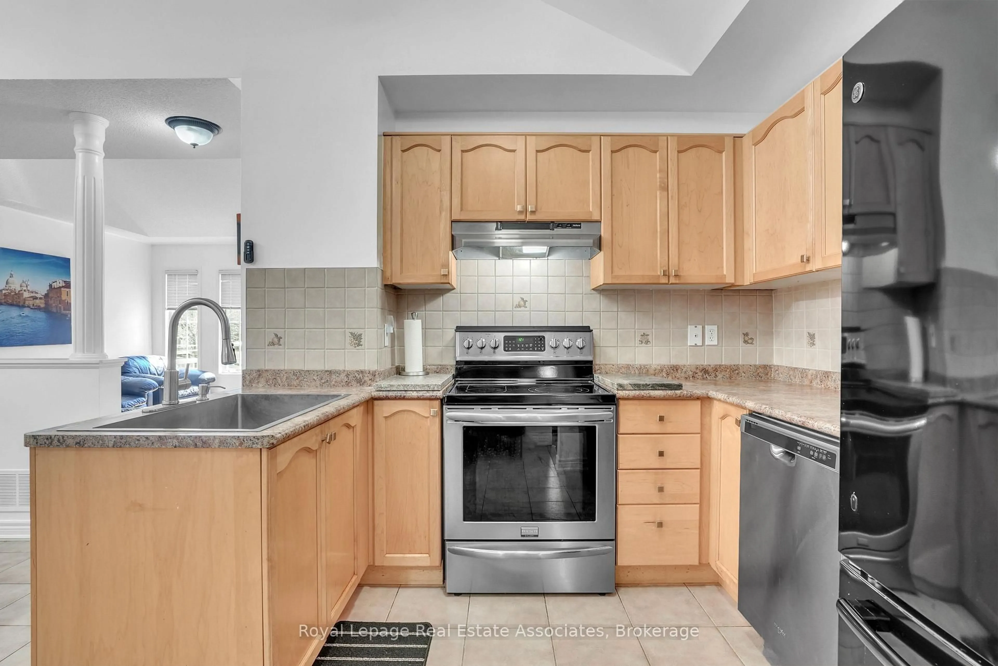 Standard kitchen, unknown for 1128 Kell St, Innisfil Ontario L9S 4W4