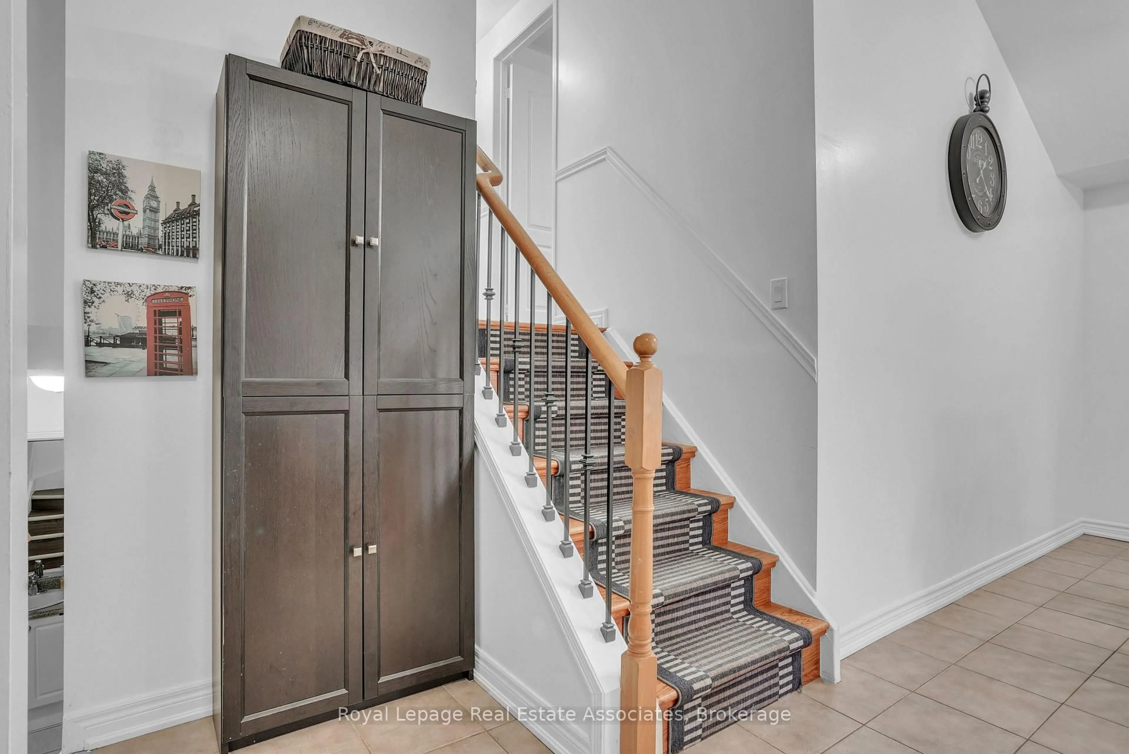 Indoor entryway for 1128 Kell St, Innisfil Ontario L9S 4W4