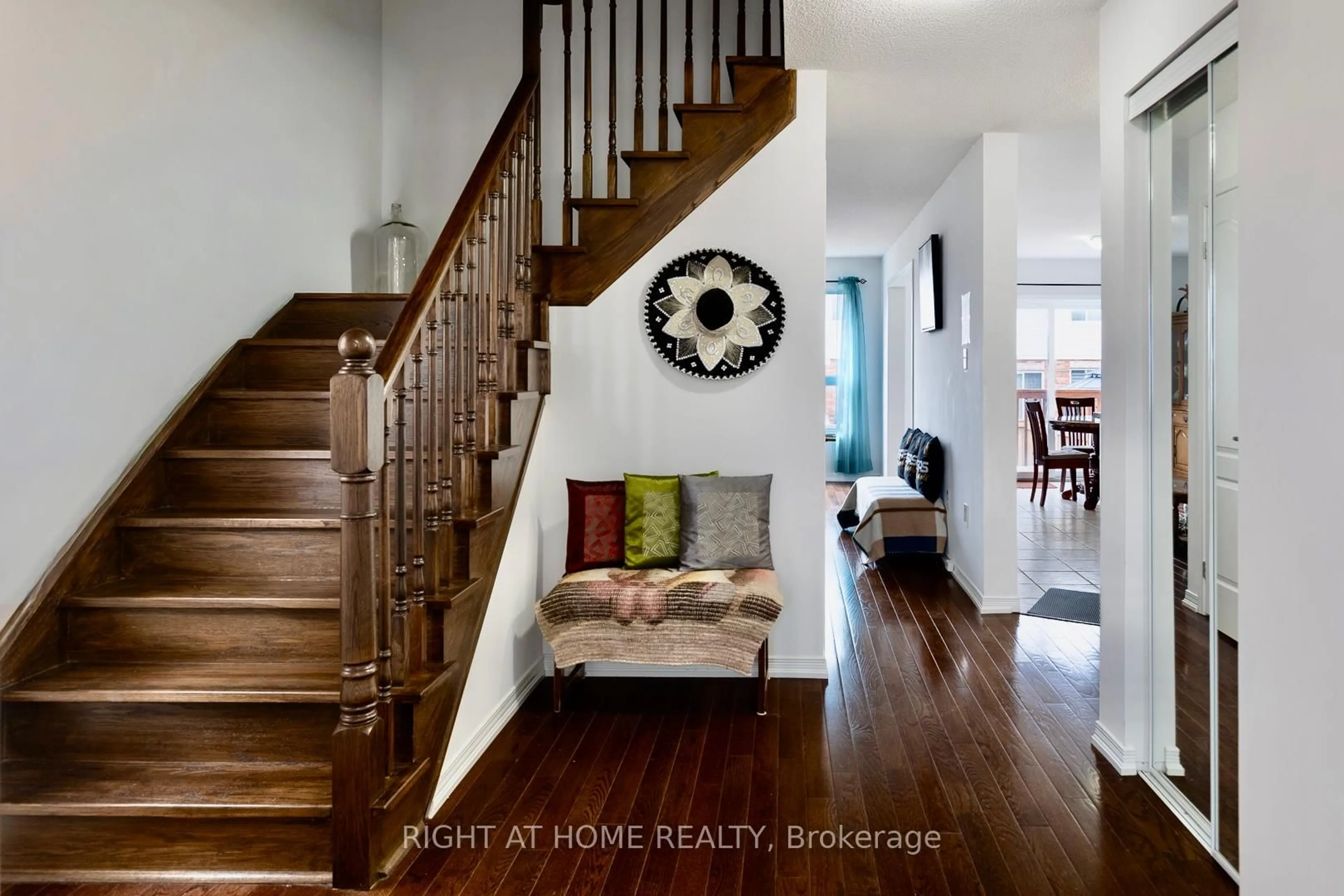 Indoor entryway for 2110 galloway St, Innisfil Ontario L9S 4B7