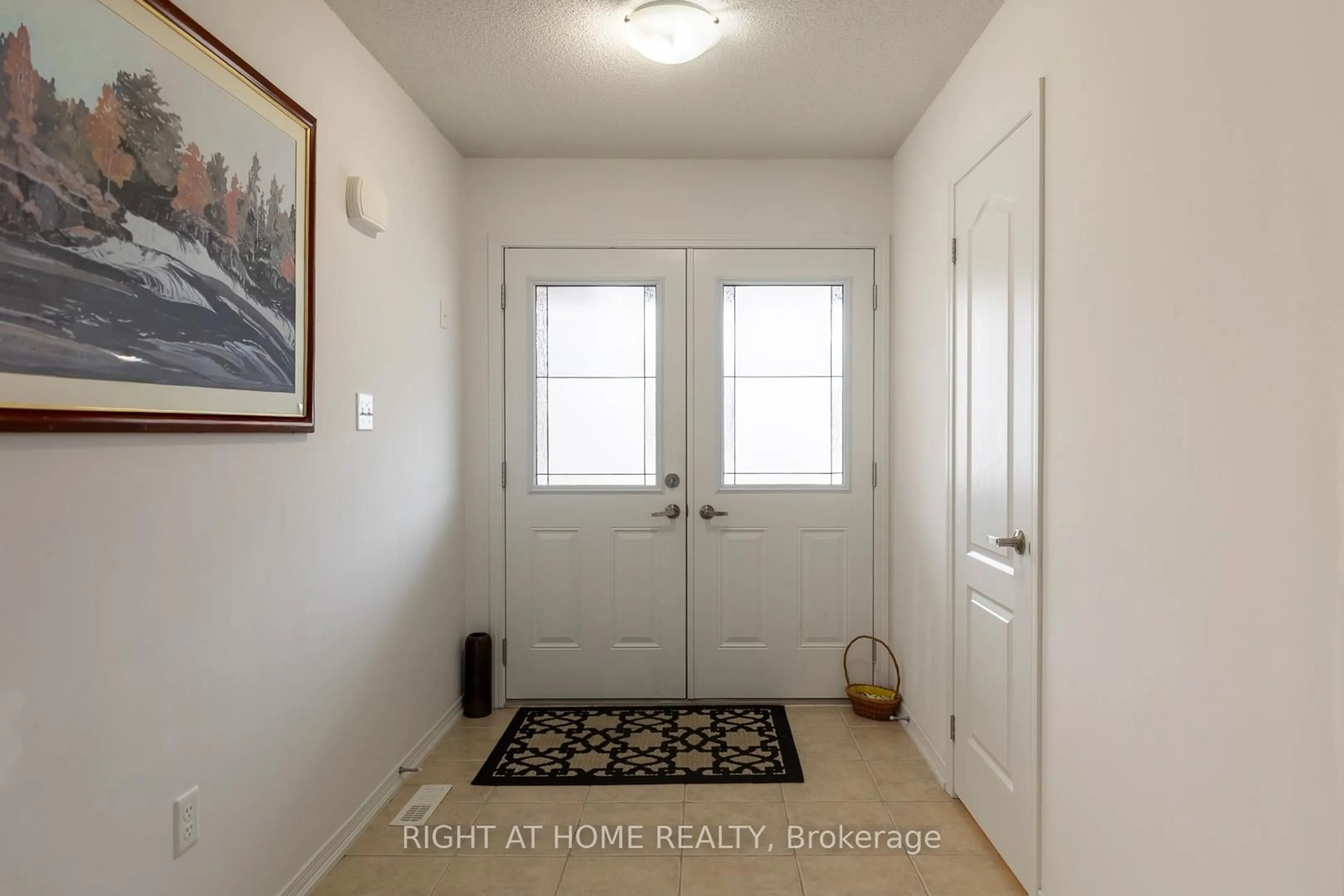 Indoor entryway for 2110 galloway St, Innisfil Ontario L9S 4B7