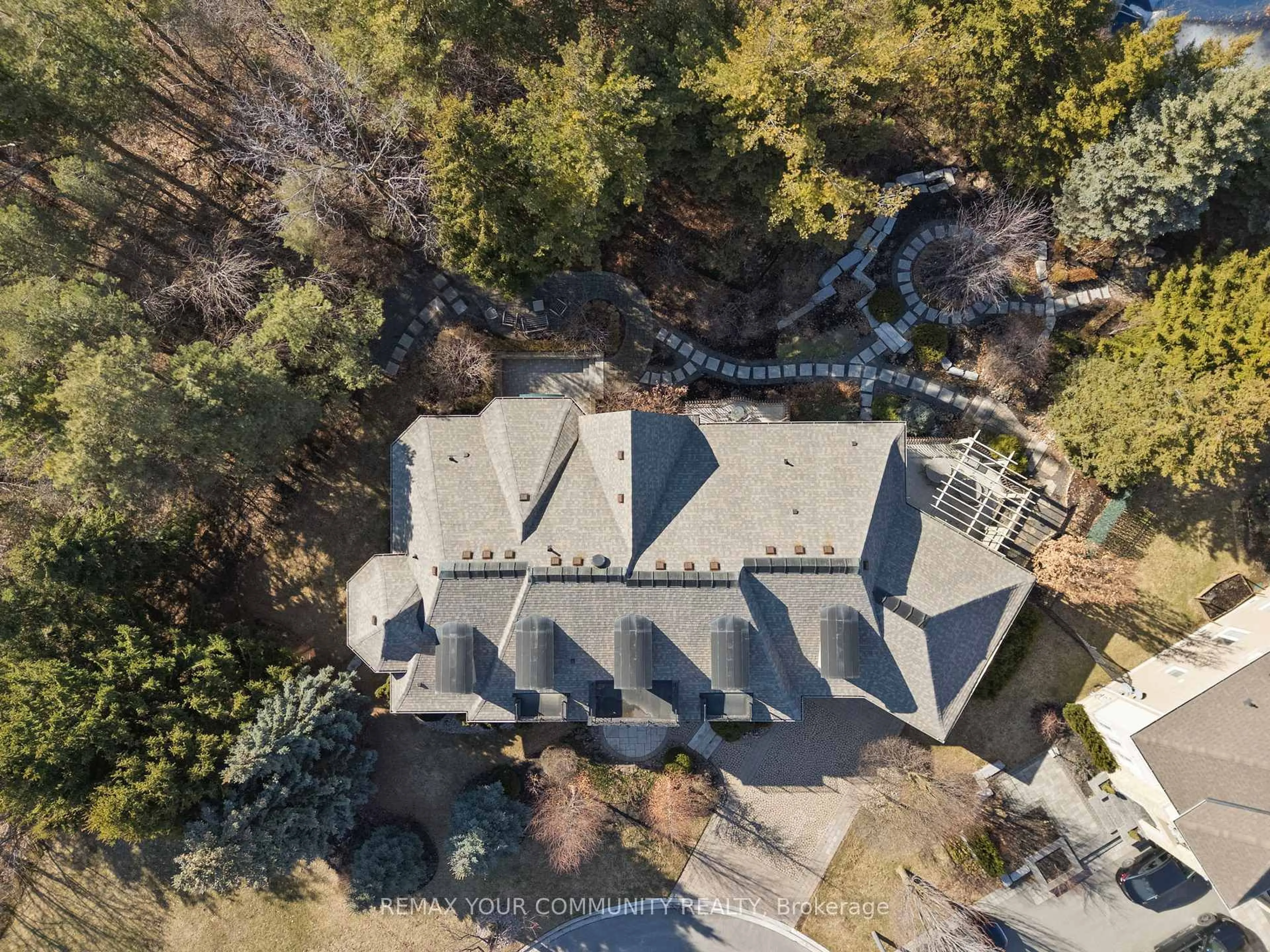 A pic from outside/outdoor area/front of a property/back of a property/a pic from drone, unknown for 21 Bute Crt, Vaughan Ontario L6A 1P3
