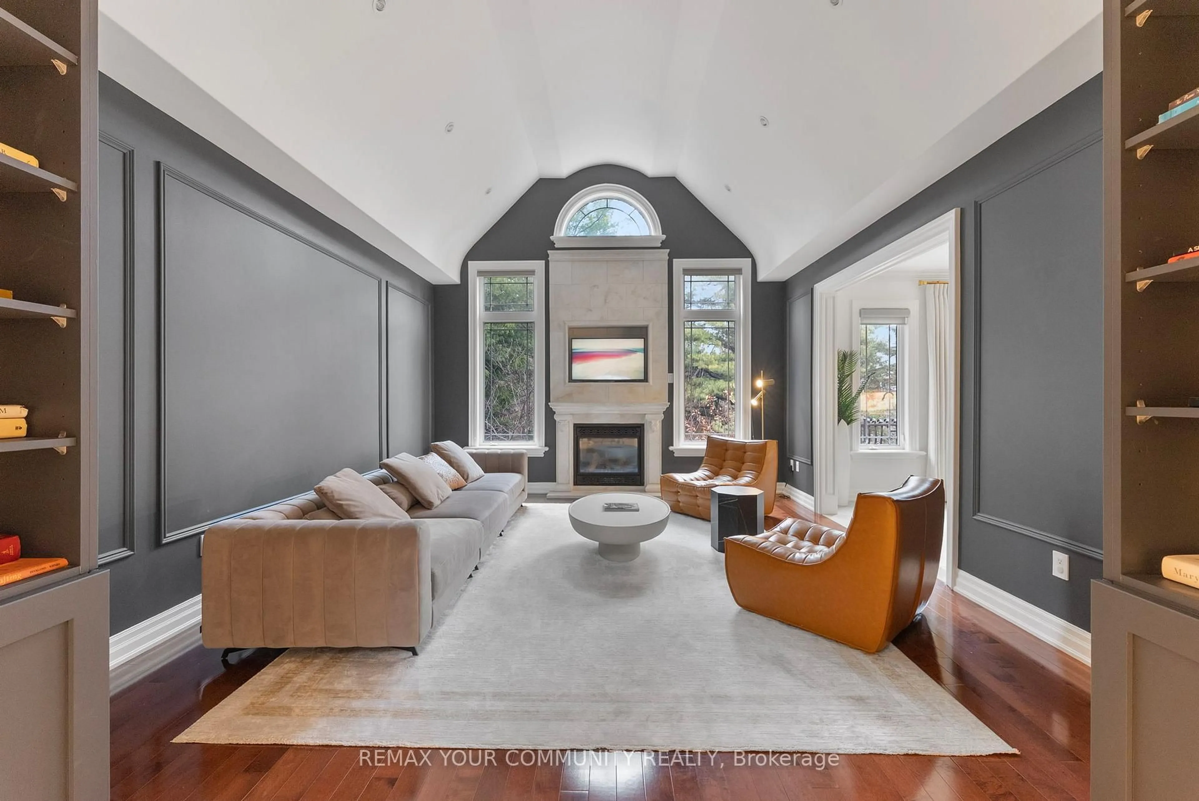 Living room with furniture, unknown for 21 Bute Crt, Vaughan Ontario L6A 1P3