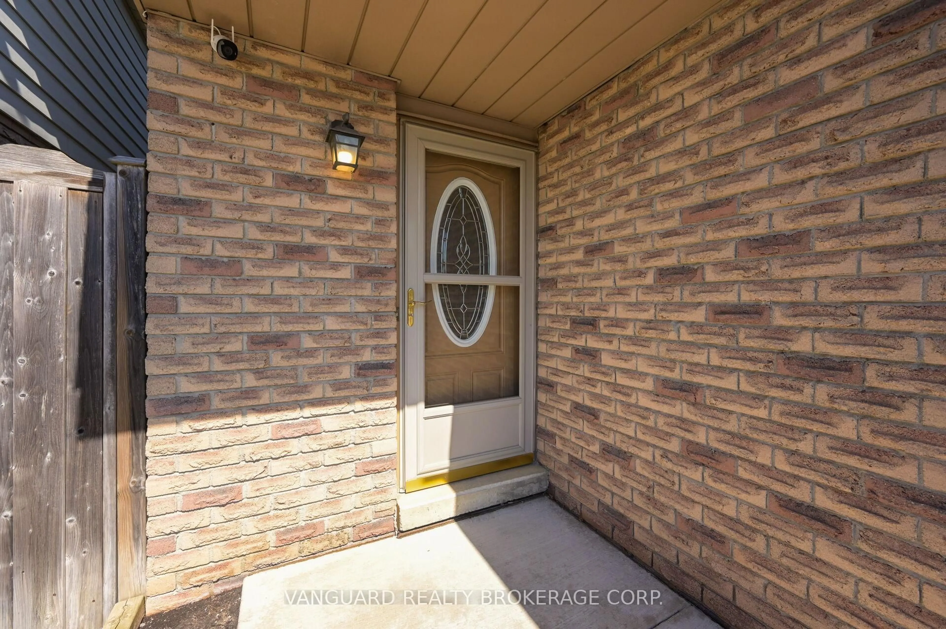 Indoor entryway for 376 Britannia Ave, Bradford West Gwillimbury Ontario L3Z 1A7