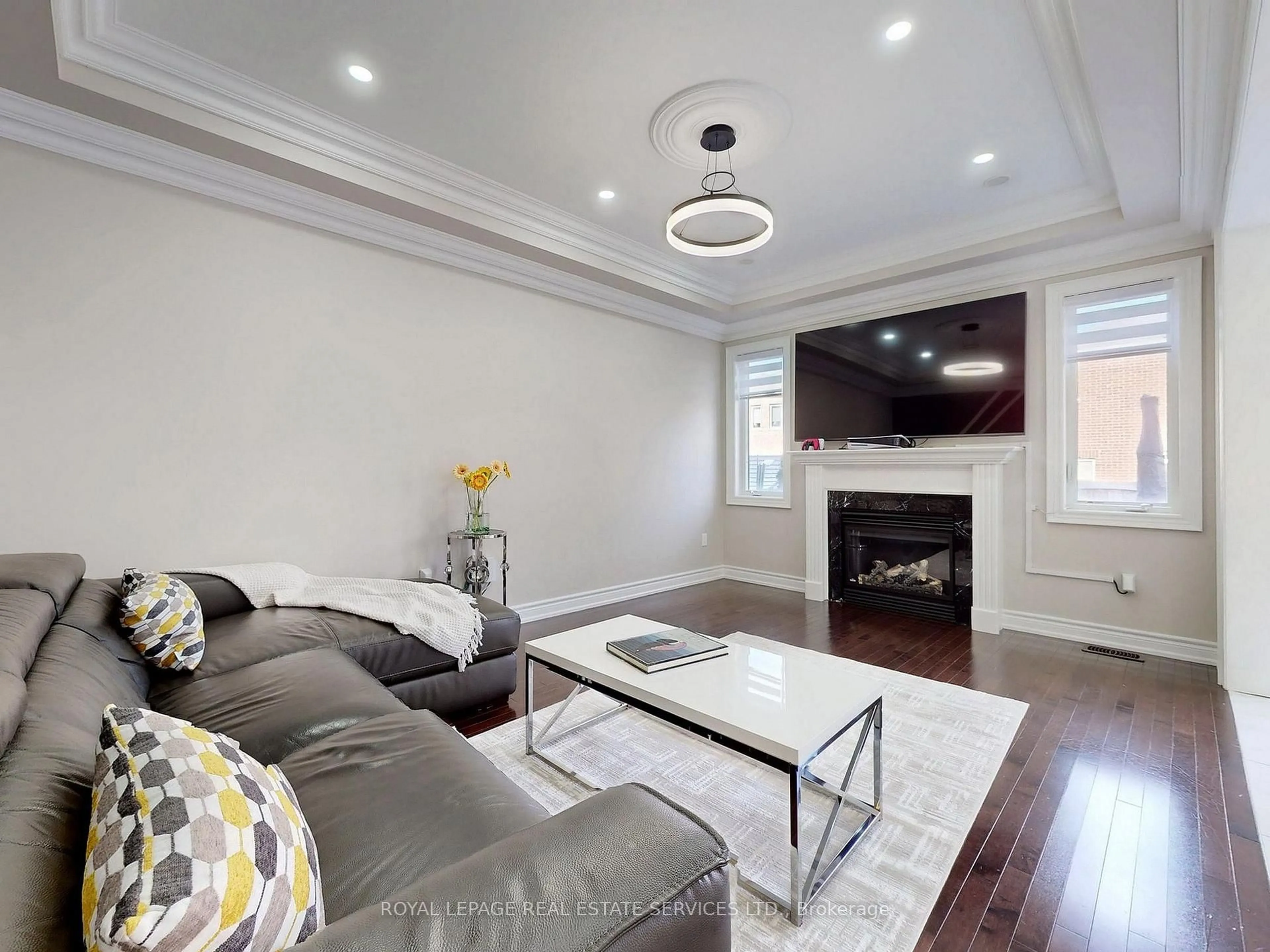 Living room with furniture, unknown for 1158 Atkins Dr, Newmarket Ontario L3X 0A6