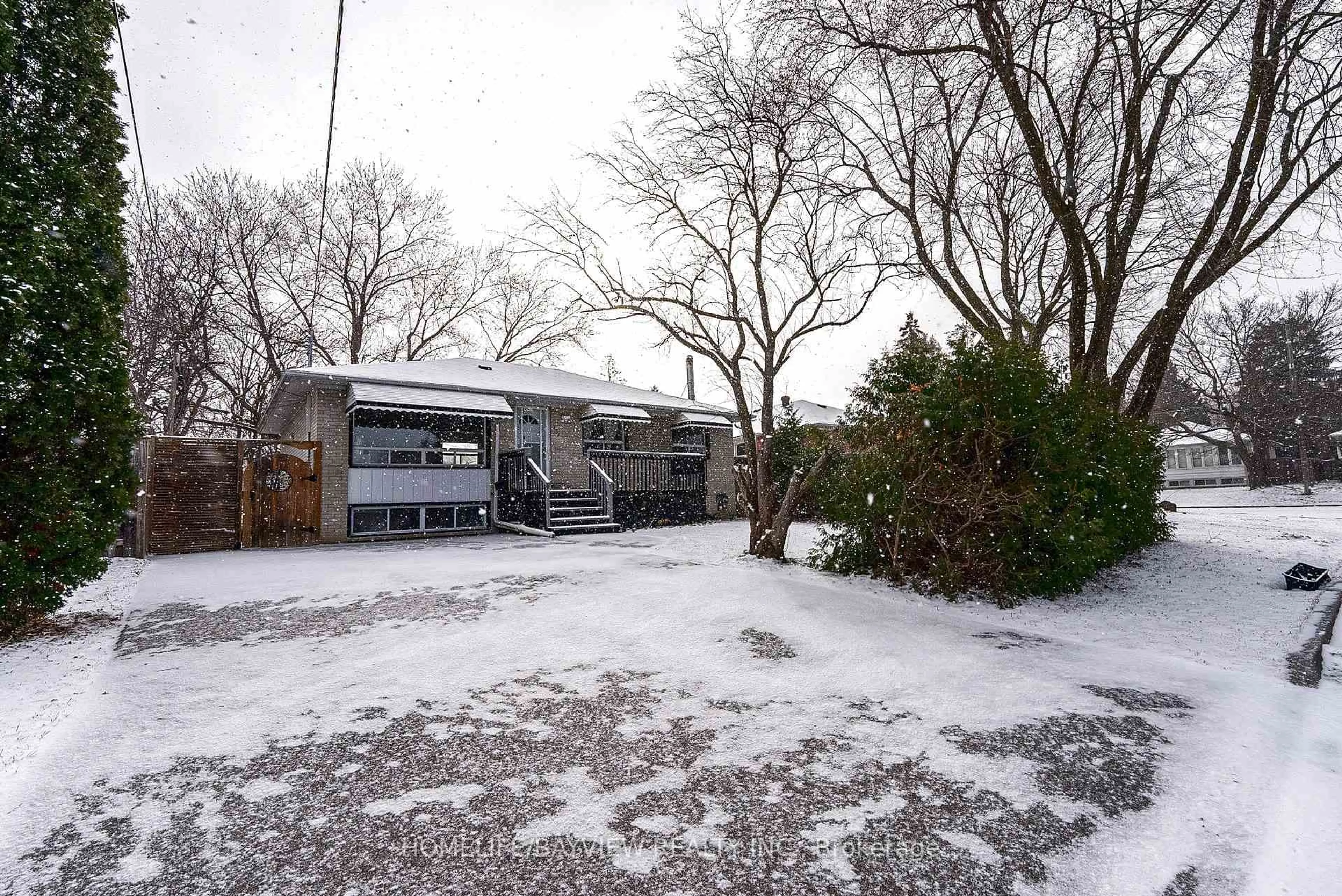 A pic from outside/outdoor area/front of a property/back of a property/a pic from drone, street for 139 Felix Rd, Richmond Hill Ontario L4C 3M4