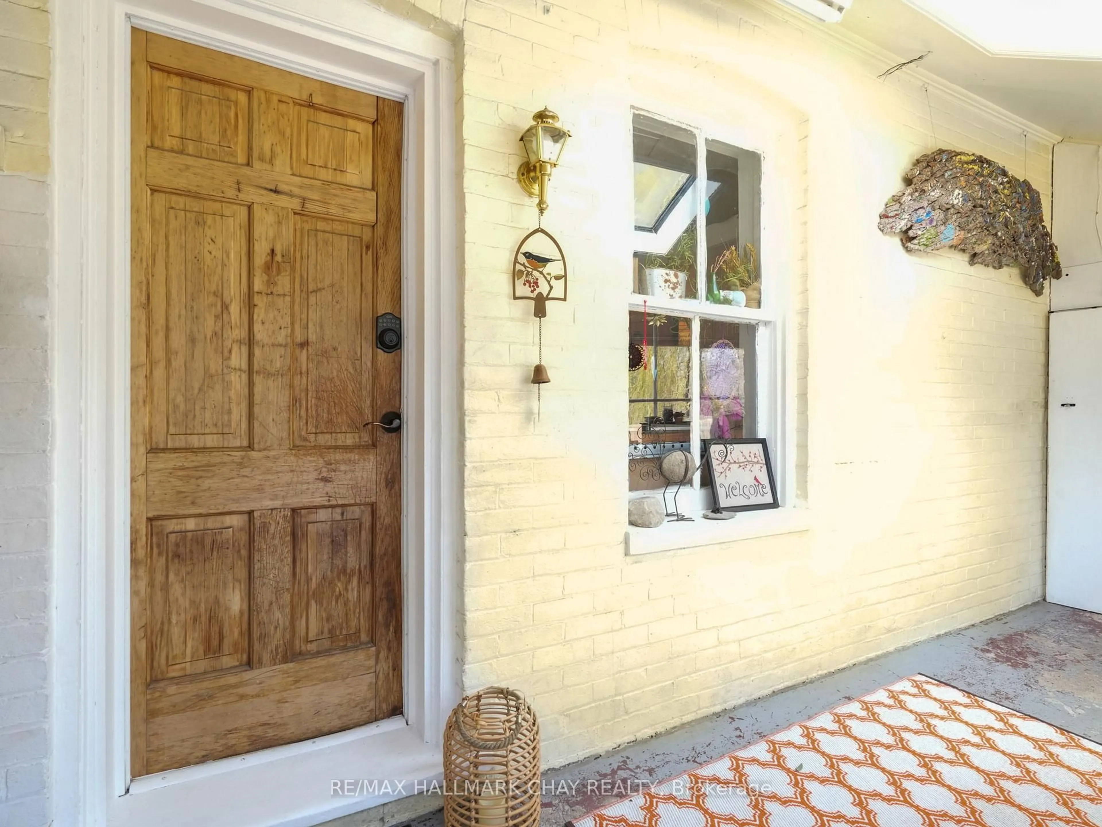 Indoor entryway for 8116 Main St, Adjala-Tosorontio Ontario L0L 1J0