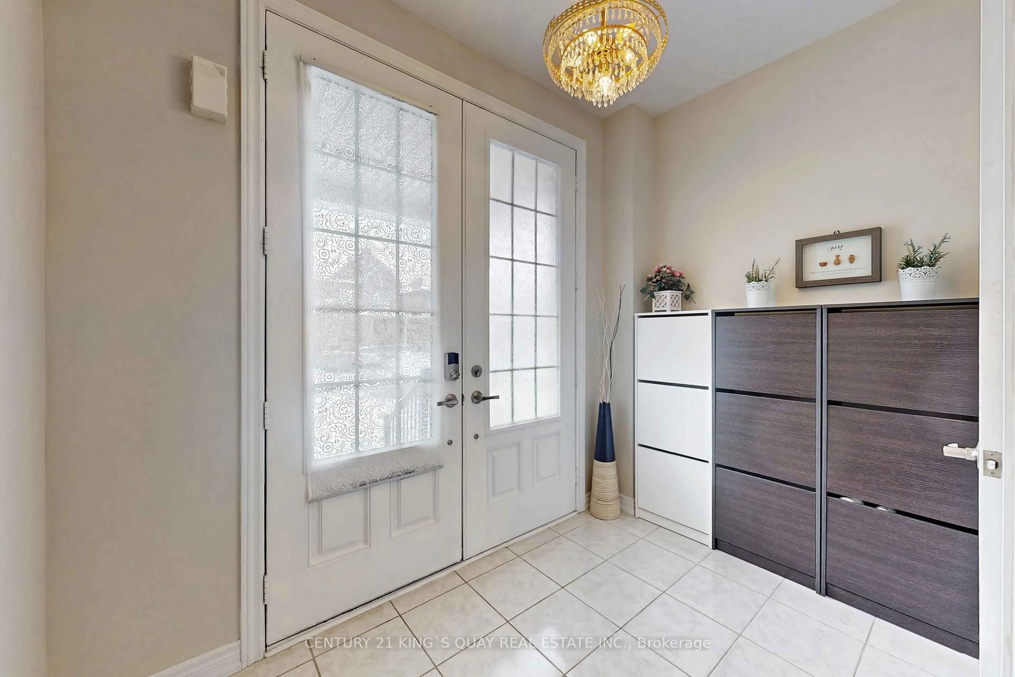 Indoor entryway for 521 Mcgregor farm Tr, Newmarket Ontario L3X 0H7