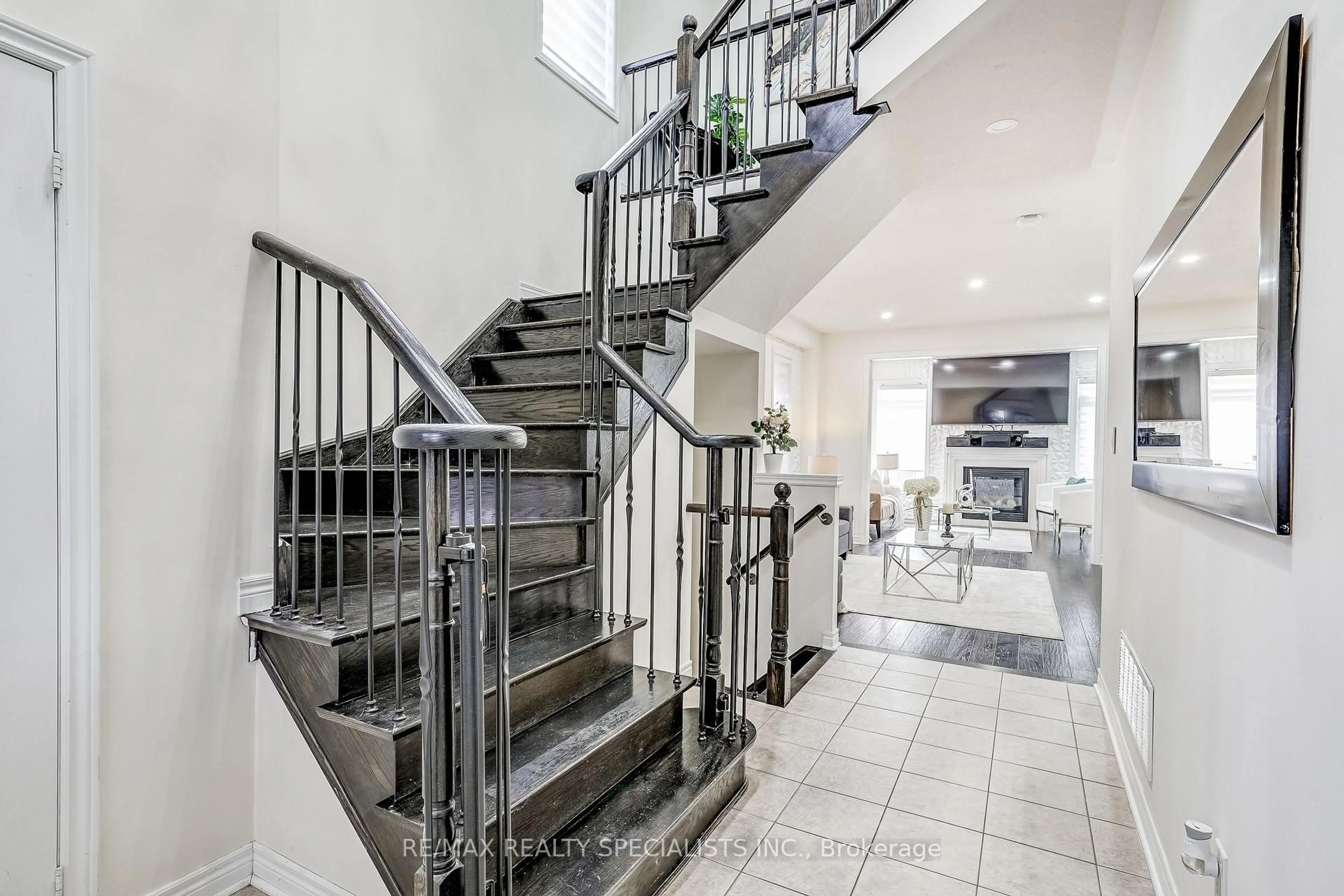 Stairs for 18 Rogers Tr, Bradford West Gwillimbury Ontario L3Z 0G4