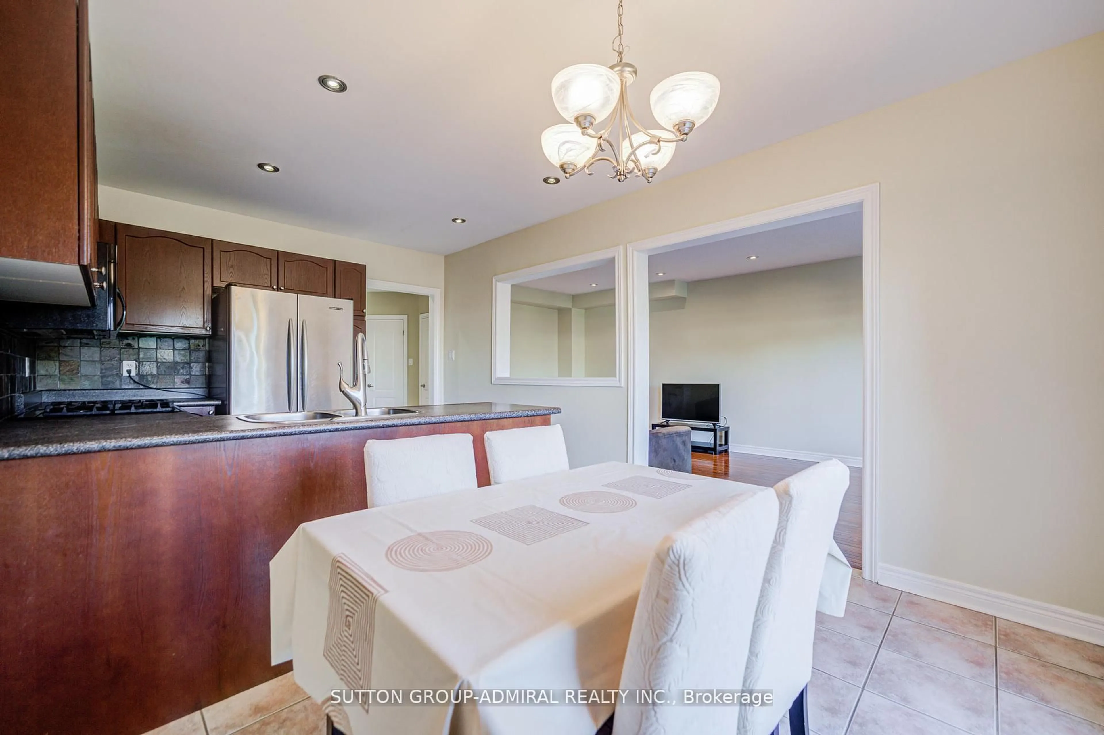 Open concept kitchen, ceramic/tile floor for 6 Lorridge St, Richmond Hill Ontario L4E 4E6