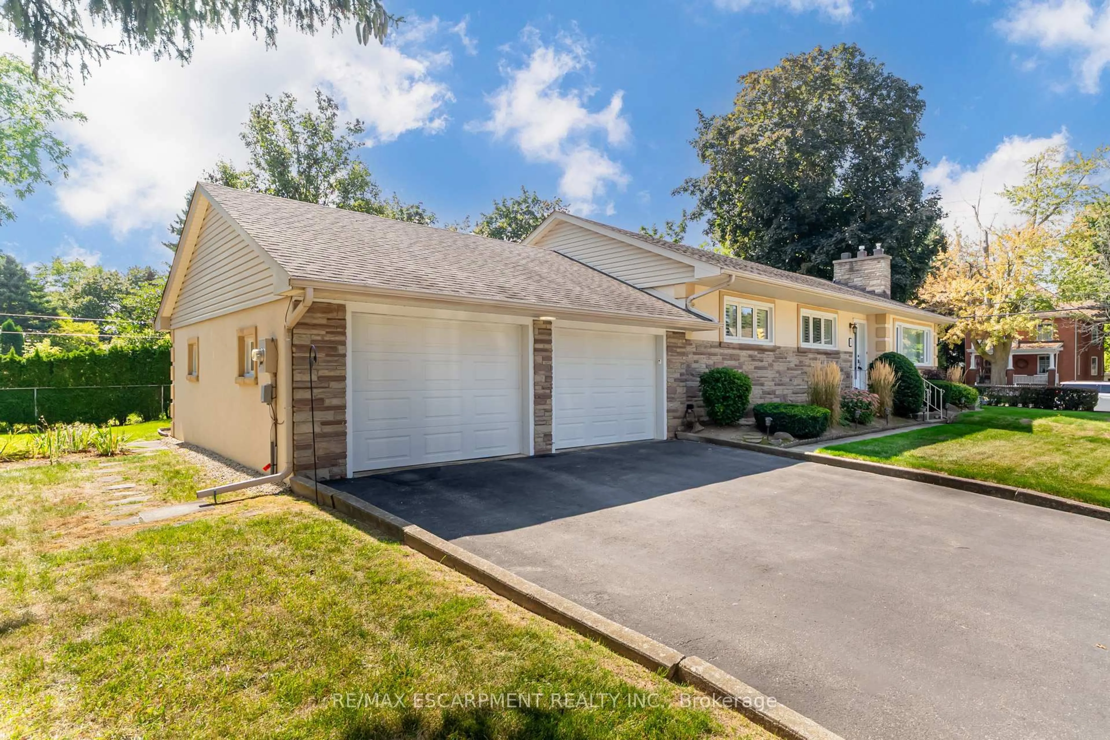 Home with vinyl exterior material, street for 5 Albert St, New Tecumseth Ontario L9R 1J4