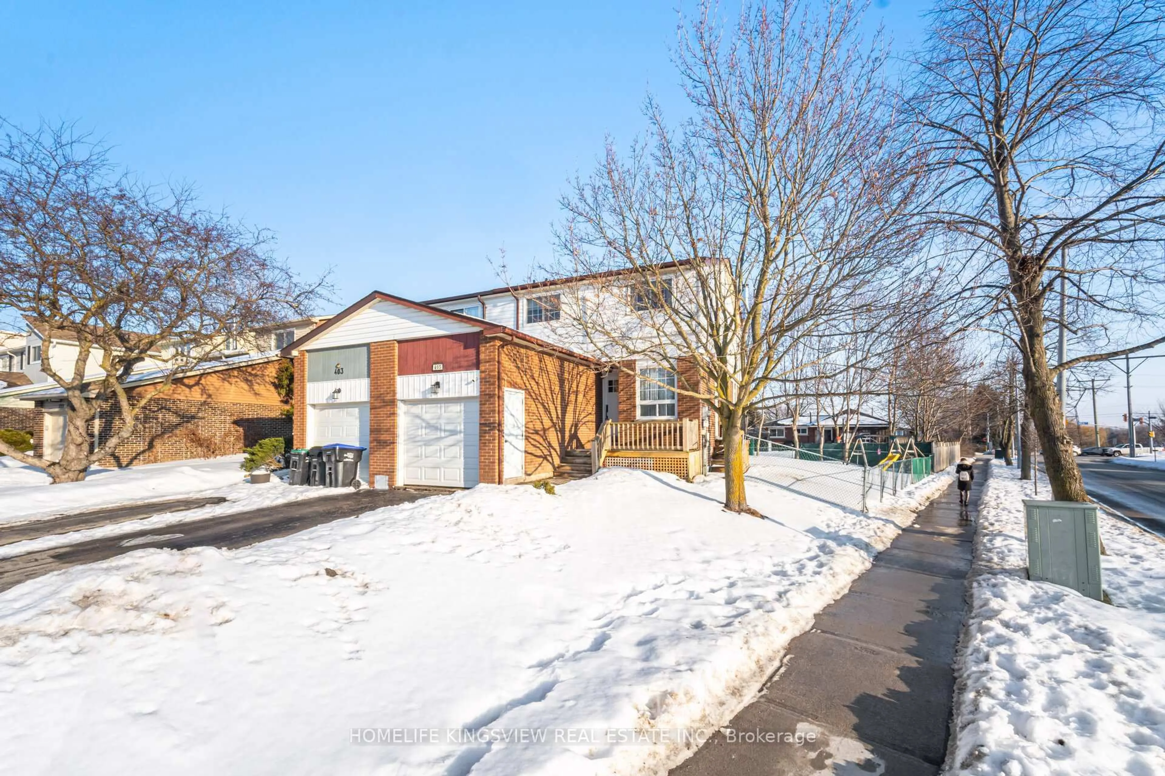 A pic from outside/outdoor area/front of a property/back of a property/a pic from drone, building for 405 Maplegrove Ave, Bradford West Gwillimbury Ontario L3Z 1V8