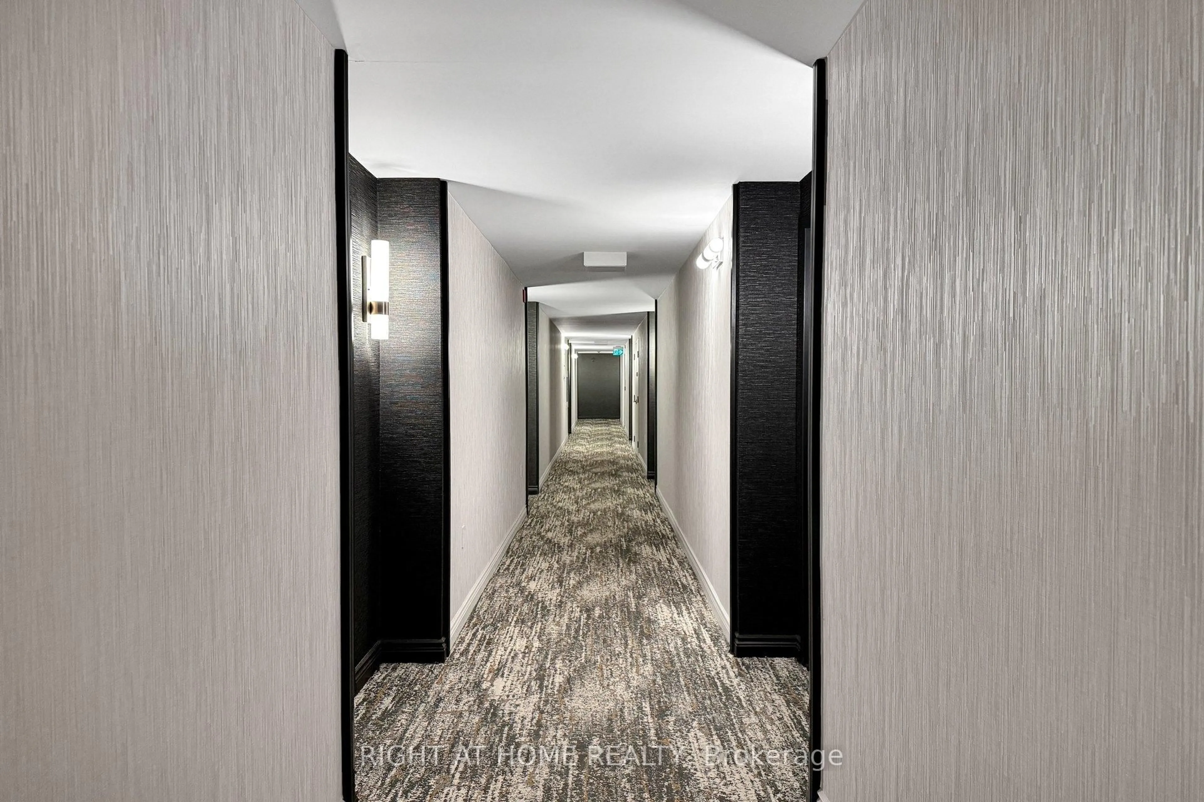 Indoor foyer for 2100 John St #216, Markham Ontario L3T 7S6