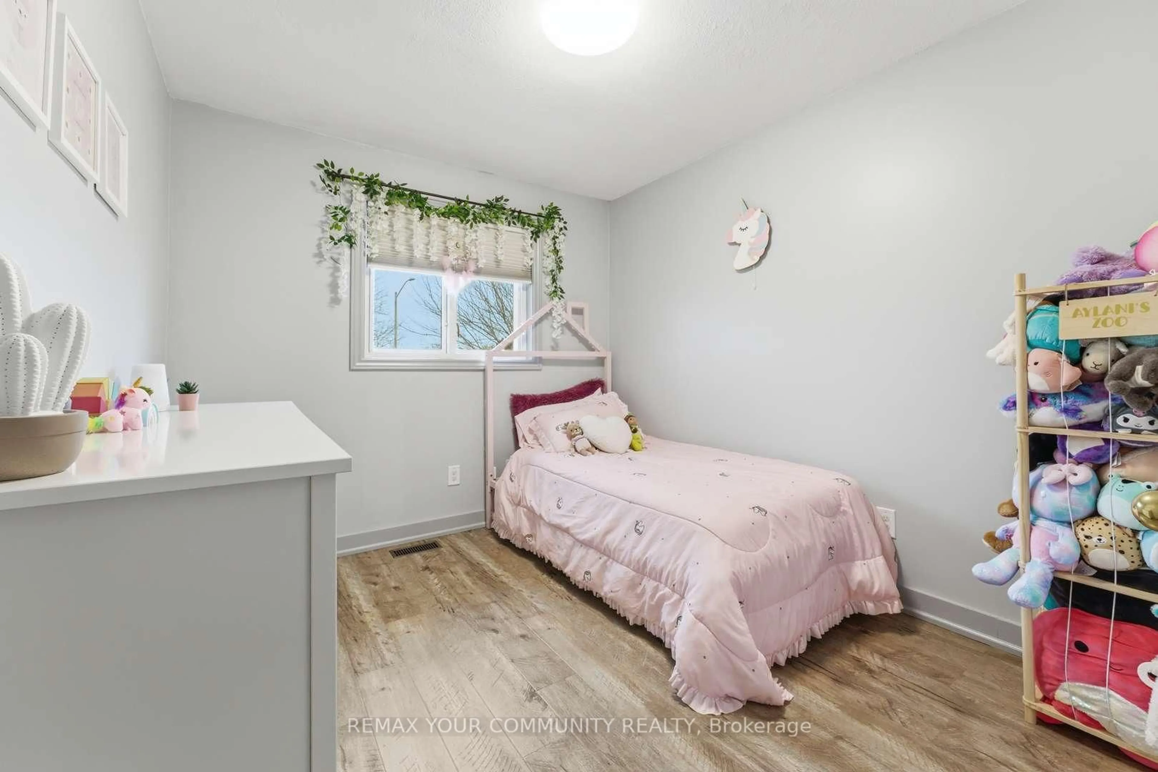 Bedroom with bed, wood/laminate floor for 17 Fox Run Lane, Bradford West Gwillimbury Ontario L3Z 2J1