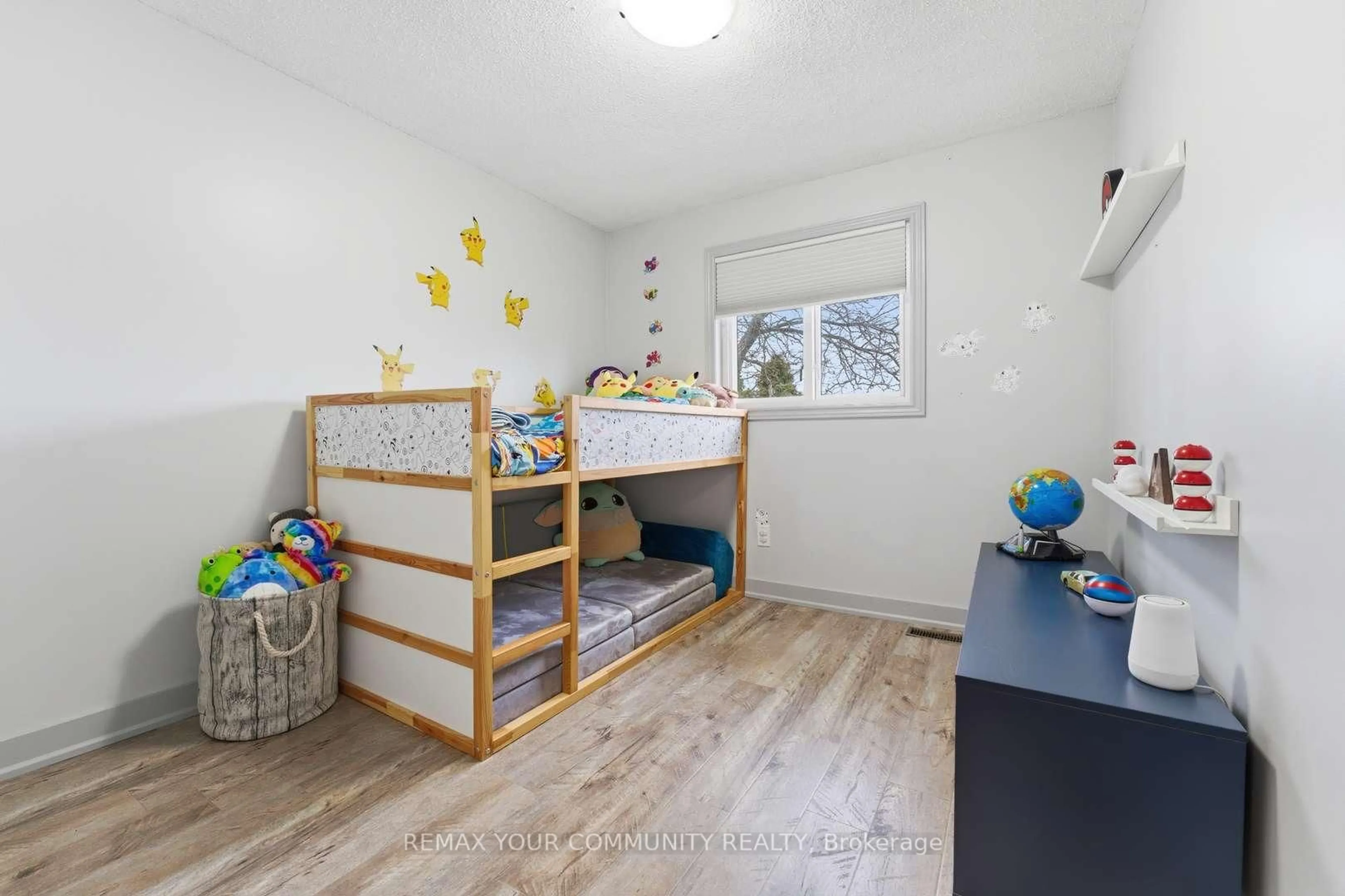 Bedroom with bed, wood/laminate floor for 17 Fox Run Lane, Bradford West Gwillimbury Ontario L3Z 2J1