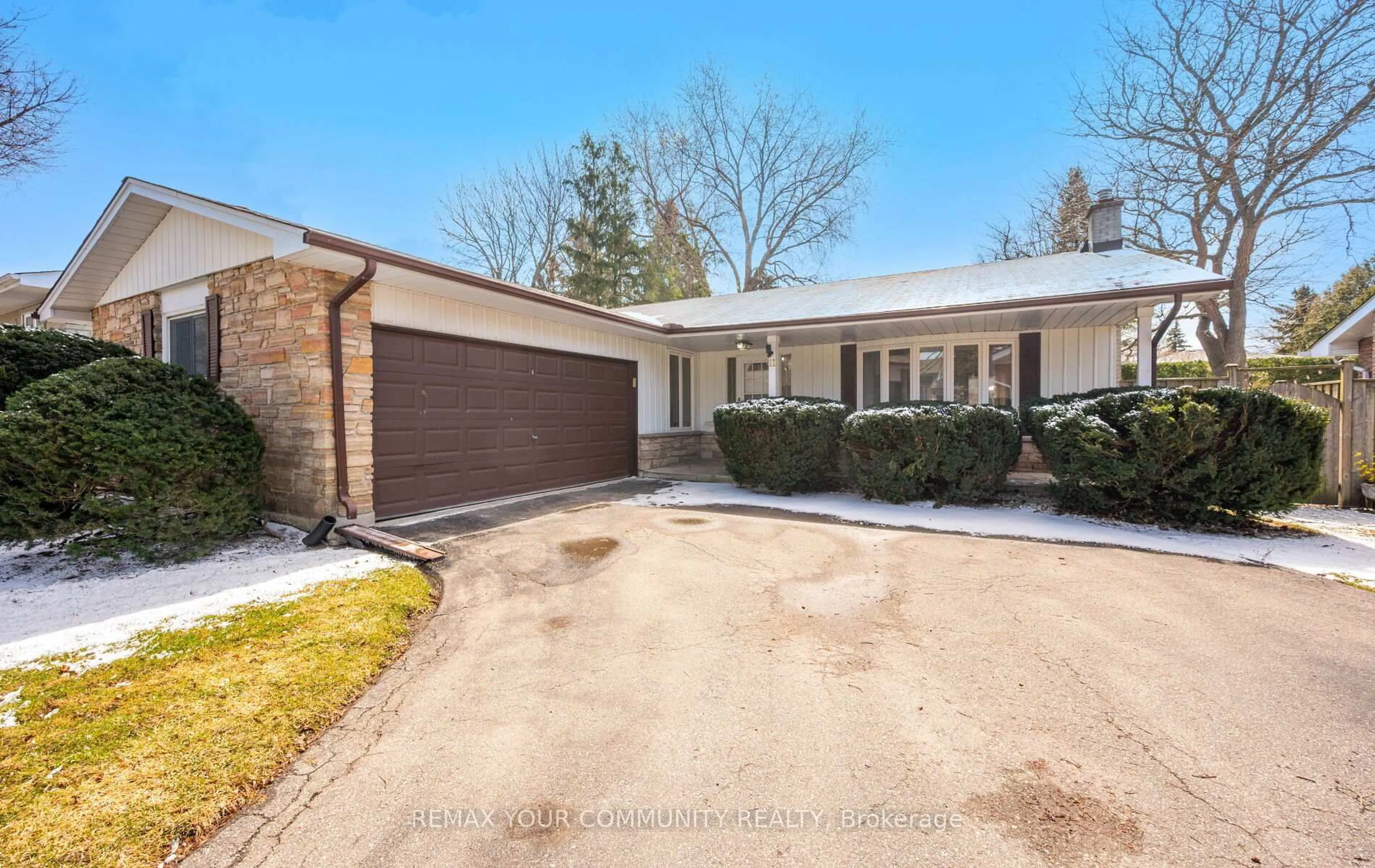 Home with brick exterior material, street for 11 Glenview Dr, Aurora Ontario L4G 2G7