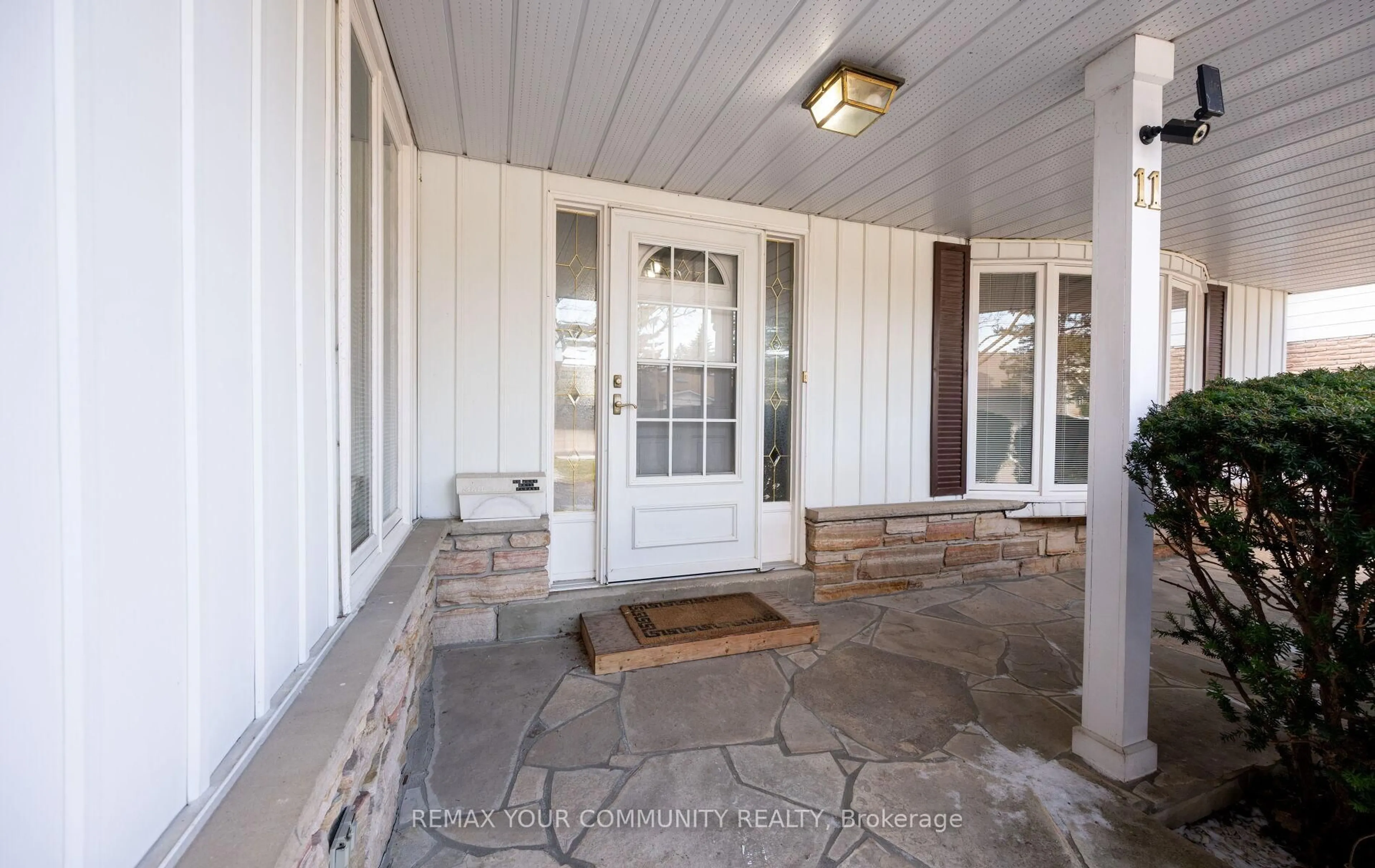 Indoor entryway for 11 Glenview Dr, Aurora Ontario L4G 2G7