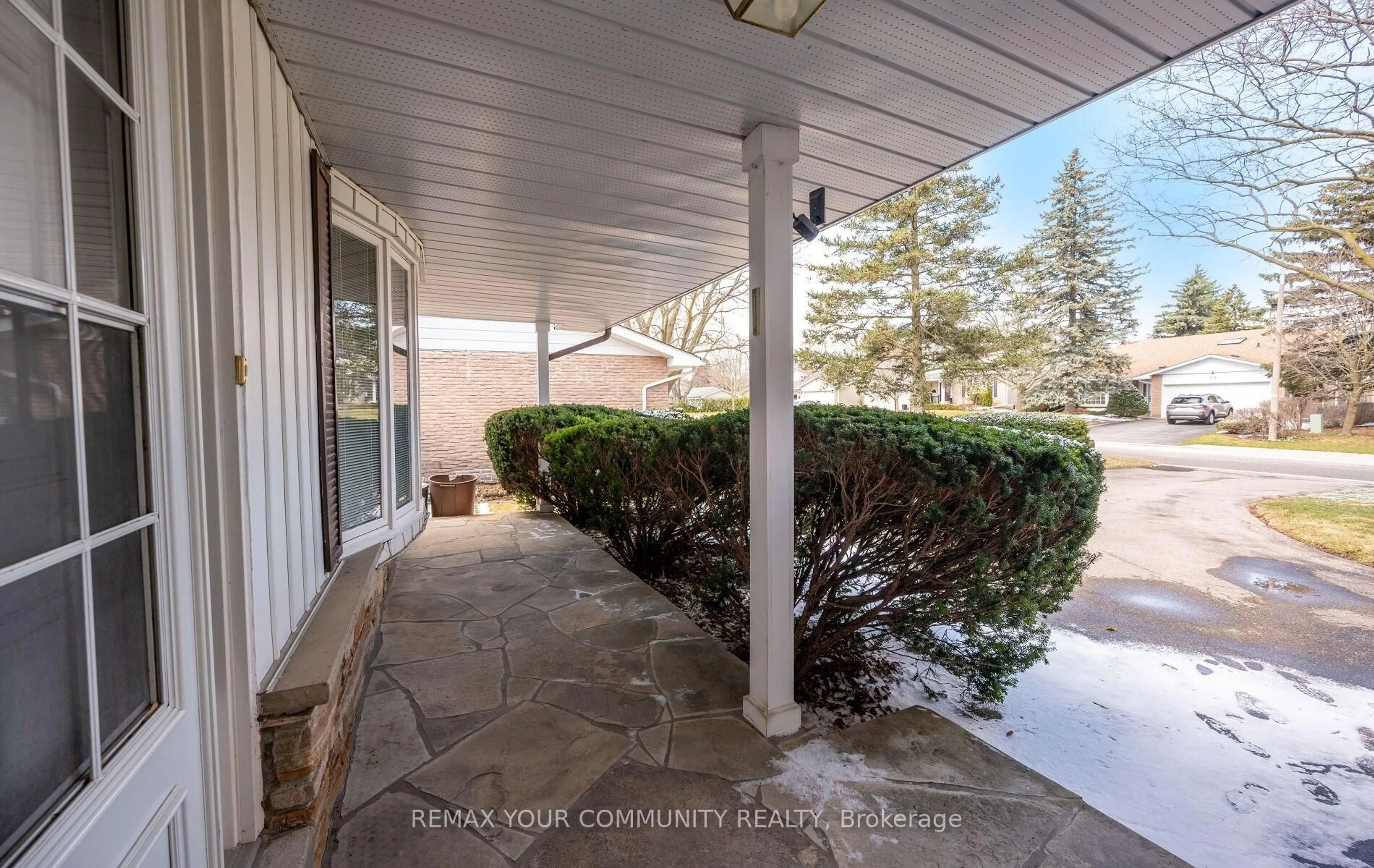 Patio, street for 11 Glenview Dr, Aurora Ontario L4G 2G7